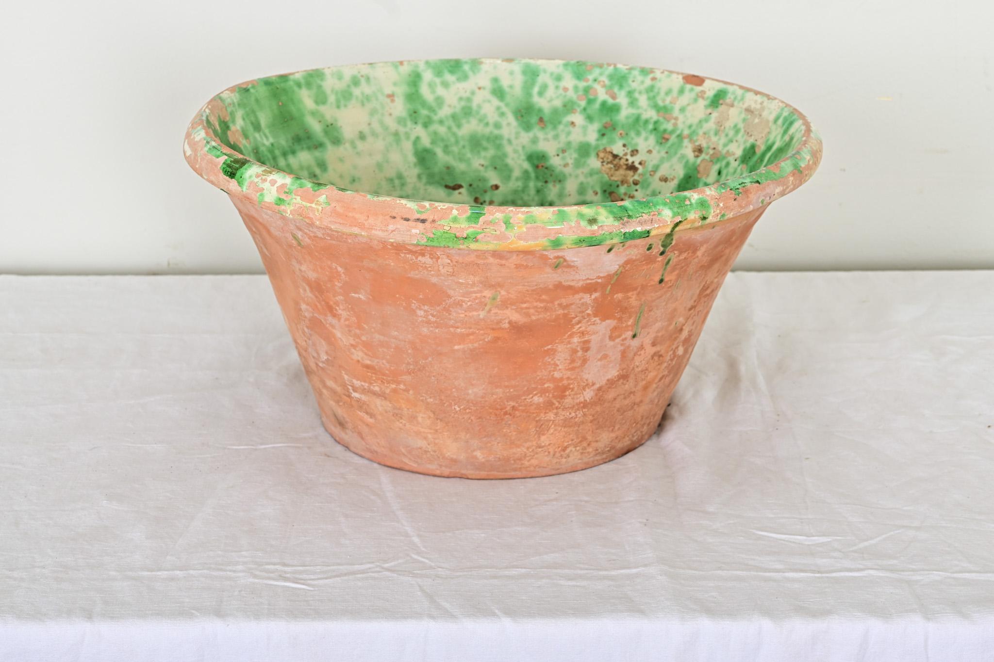 Bol à passata de la région des Pouilles, Italie, 19e siècle. Le grand bol en terre cuite présente une glaçure enthousiaste d'éclaboussures en vert vif sur un engobe jaune beurre à l'intérieur et est laissé à l'argile naturelle à l'extérieur. Ce