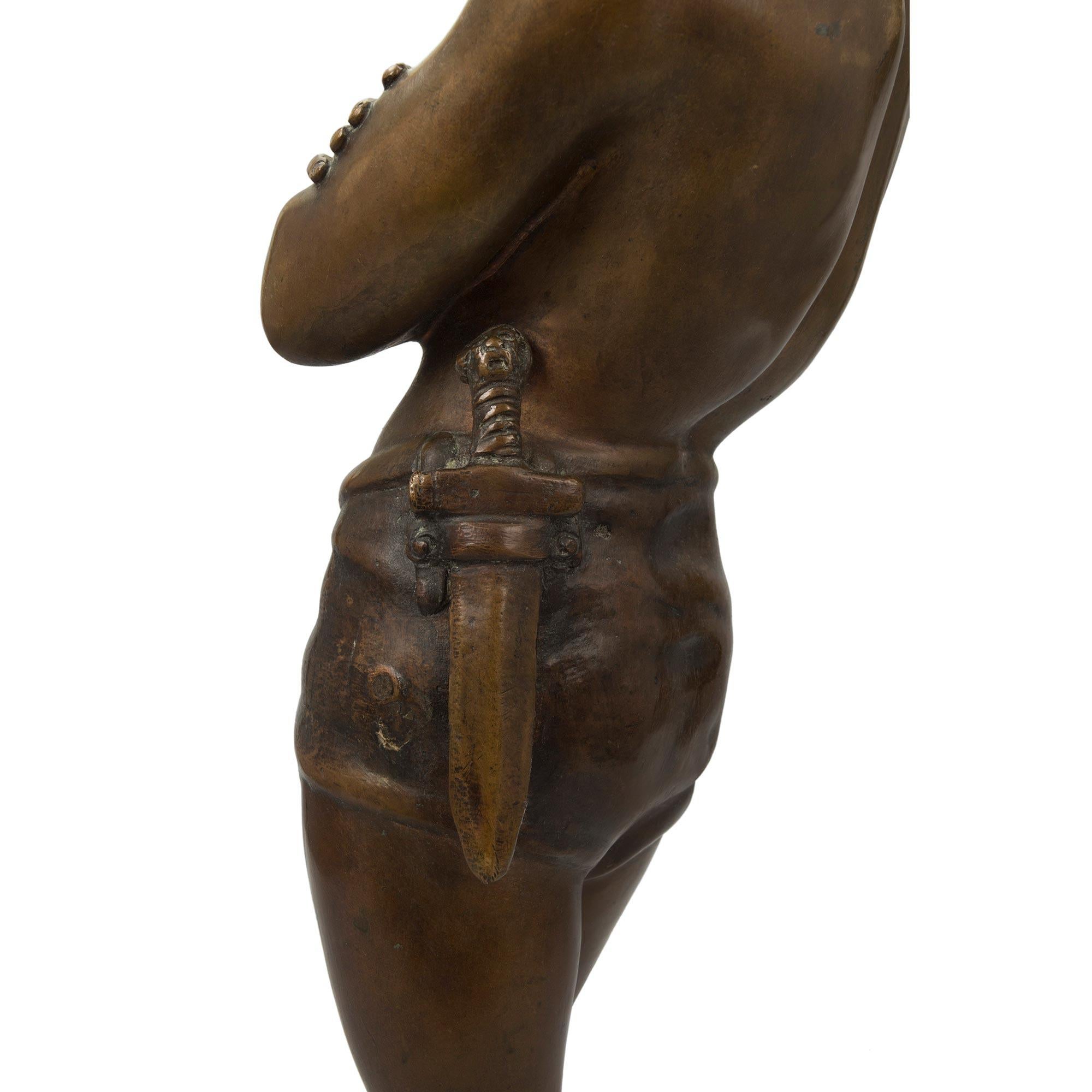 Bronze patiné italien du XIXe siècle représentant un jeune gladiateur en vente 6