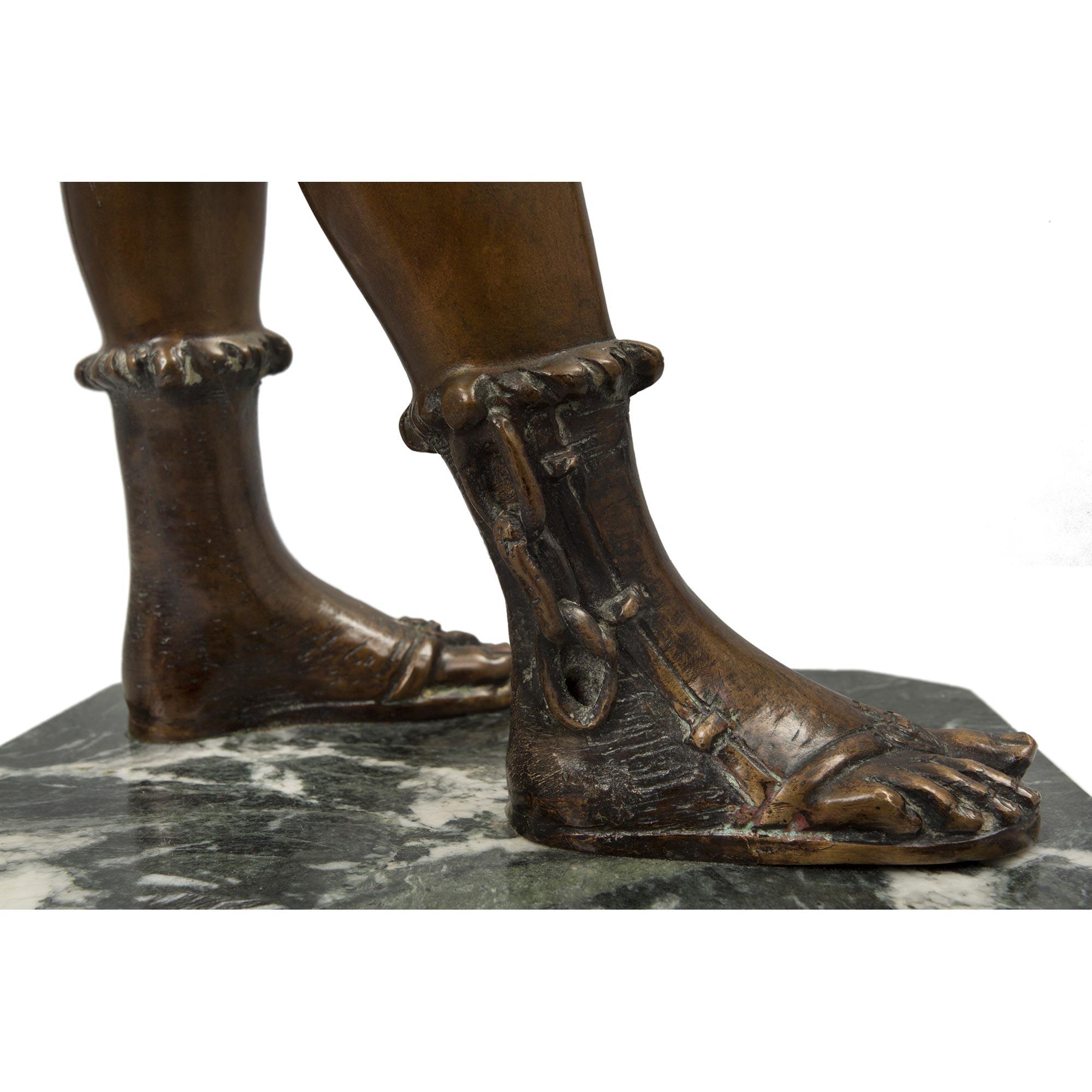 Bronze patiné italien du XIXe siècle représentant un jeune gladiateur en vente 7