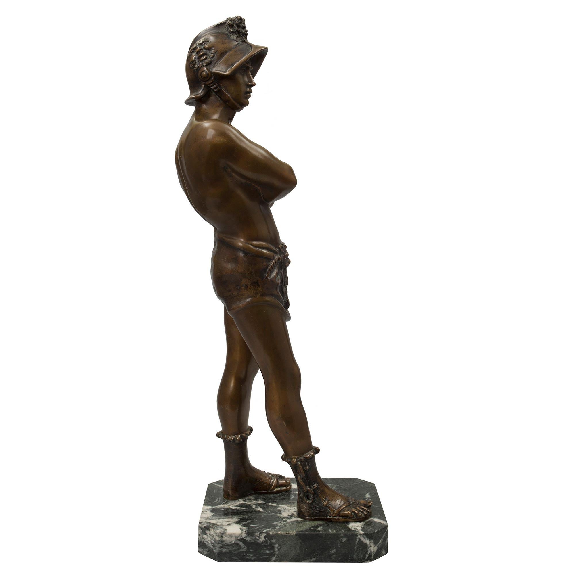 Bronze patiné italien du XIXe siècle représentant un jeune gladiateur Bon état - En vente à West Palm Beach, FL