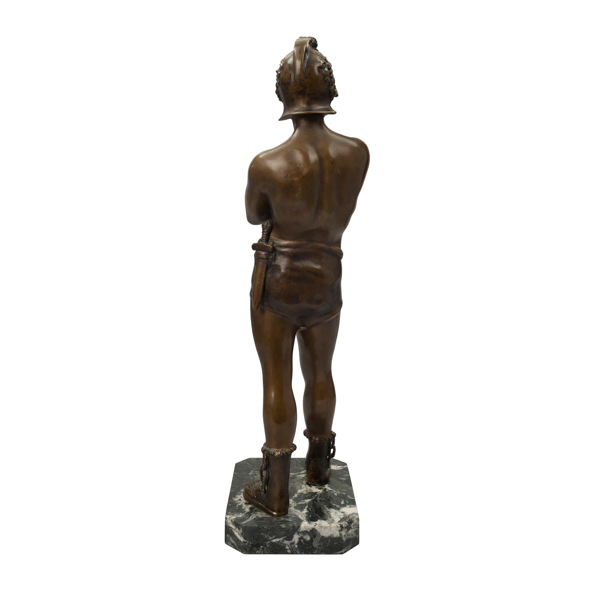 Bronze patiné italien du XIXe siècle représentant un jeune gladiateur en vente 1