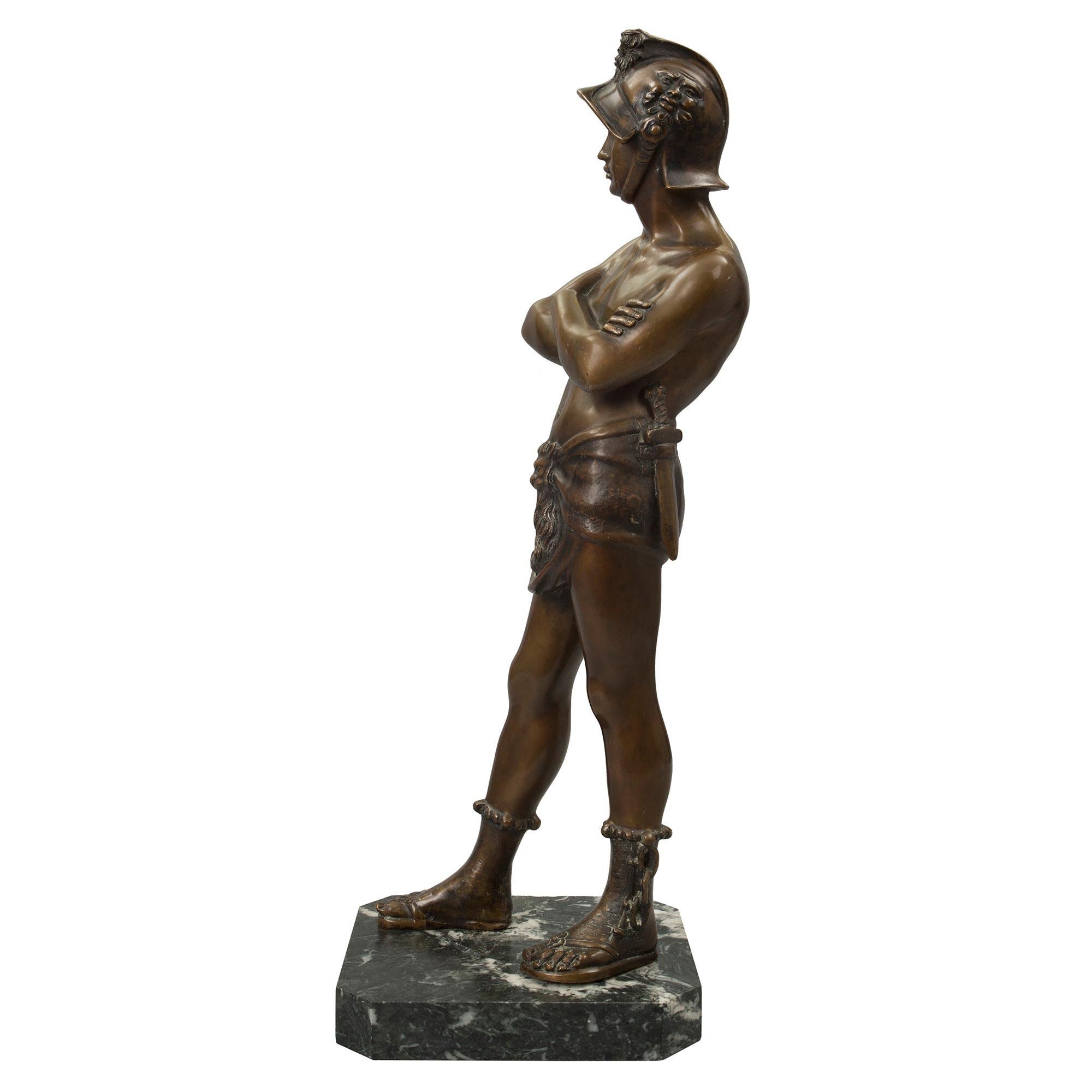 Bronze patiné italien du XIXe siècle représentant un jeune gladiateur en vente 2