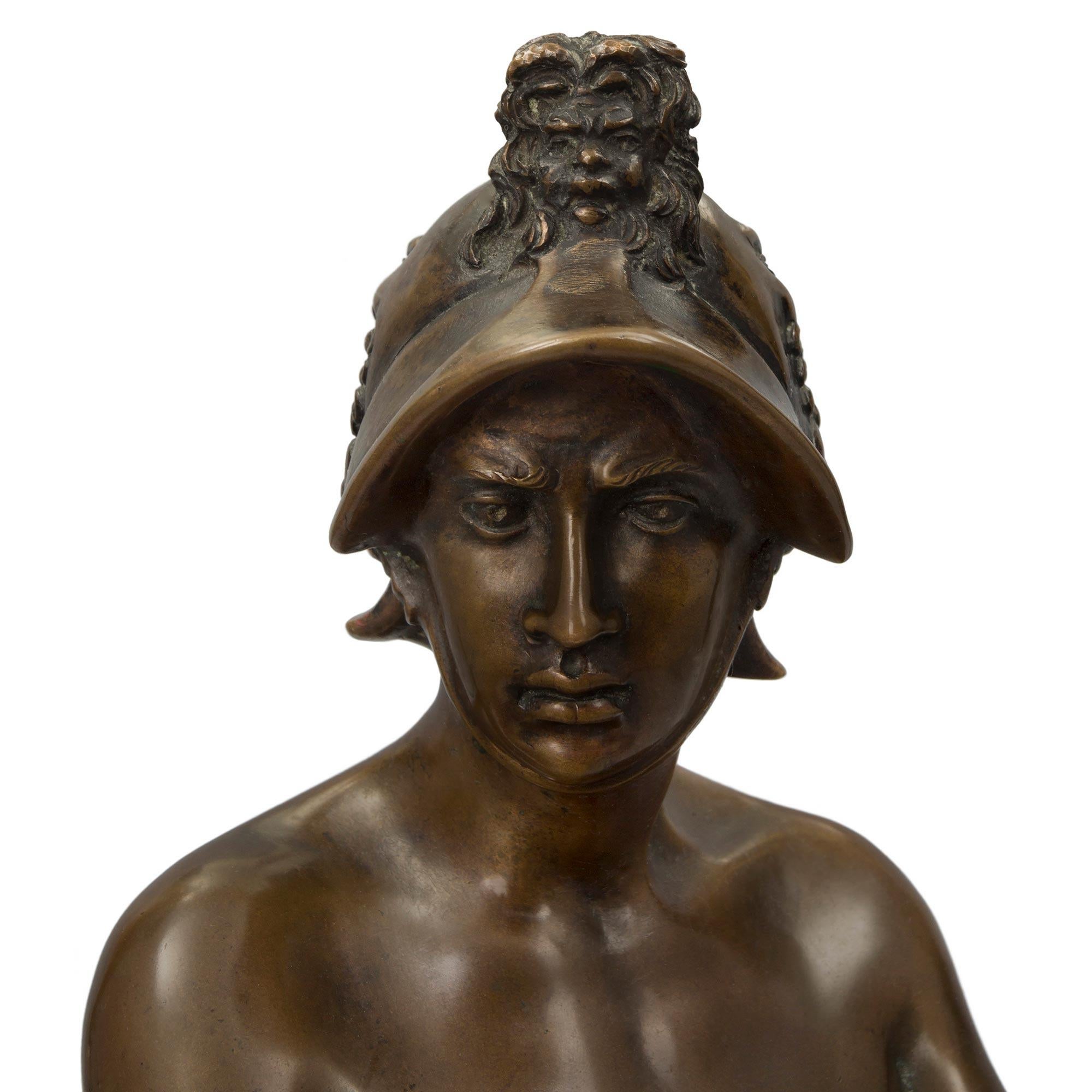 Bronze patiné italien du XIXe siècle représentant un jeune gladiateur en vente 3