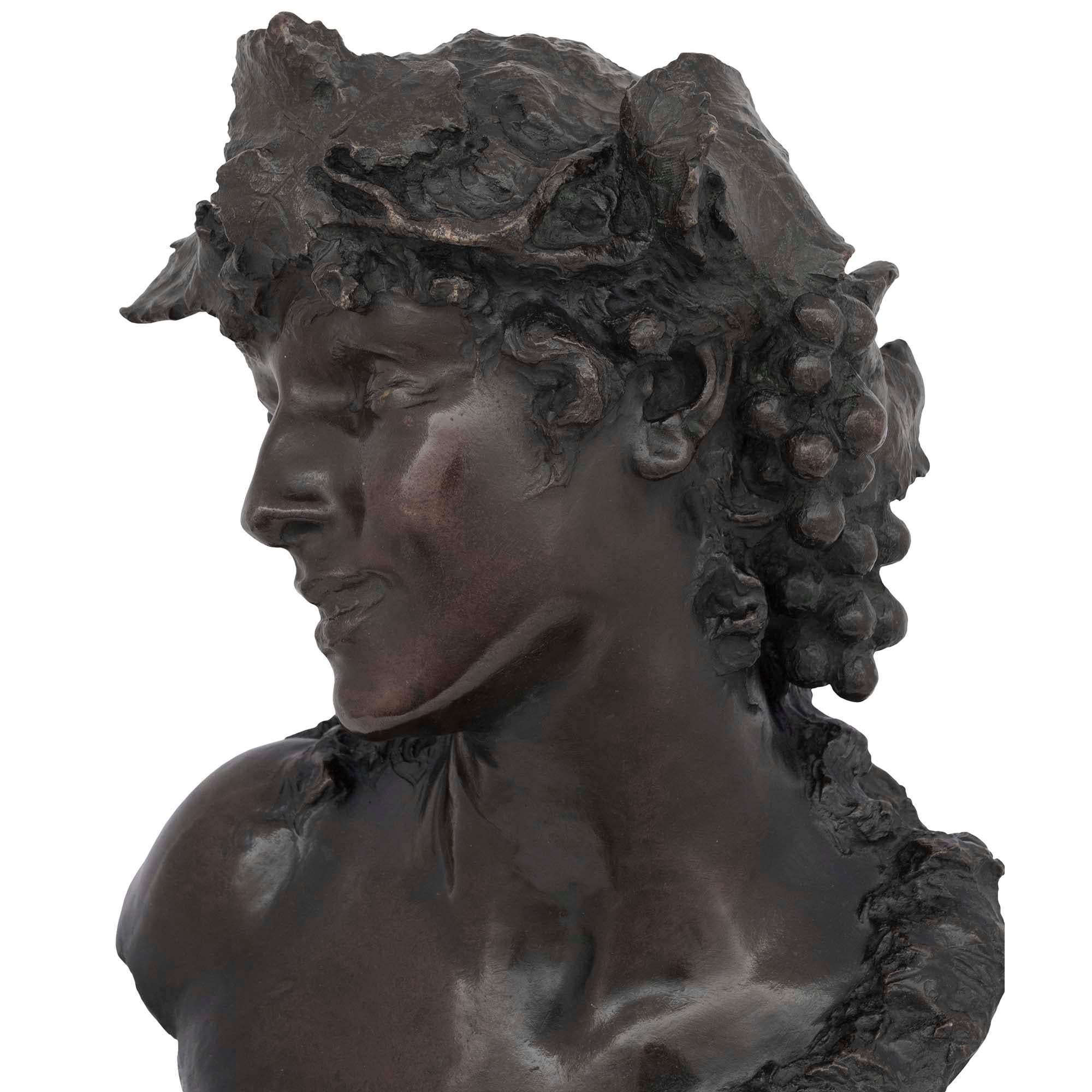 Bronze patiné italien du XIXe siècle représentant une jeune femme, signé Silvio Sbricoli en vente 1