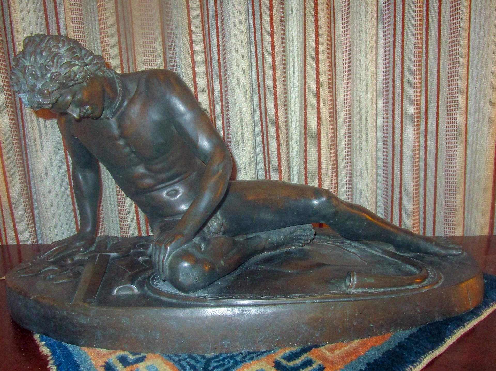 Italienische patinierte Bronzestatue des Dying Gaul aus dem 19. Jahrhundert in großformatigem Maßstab im Angebot 5