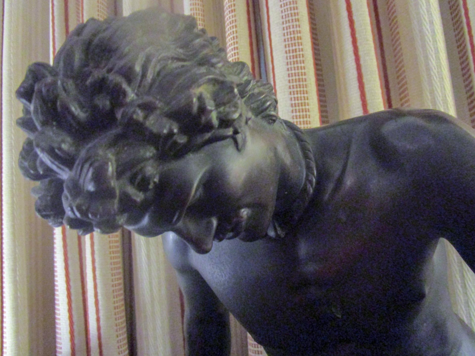 Diese auffallende italienische patinierte Bronze ist als Sterbender Gallier oder Gladiator bekannt. Es handelt sich um die 19. Kopie einer verlorenen hellenistischen Skulptur aus der Römerzeit, von der man annimmt, dass sie zuerst in Marmor