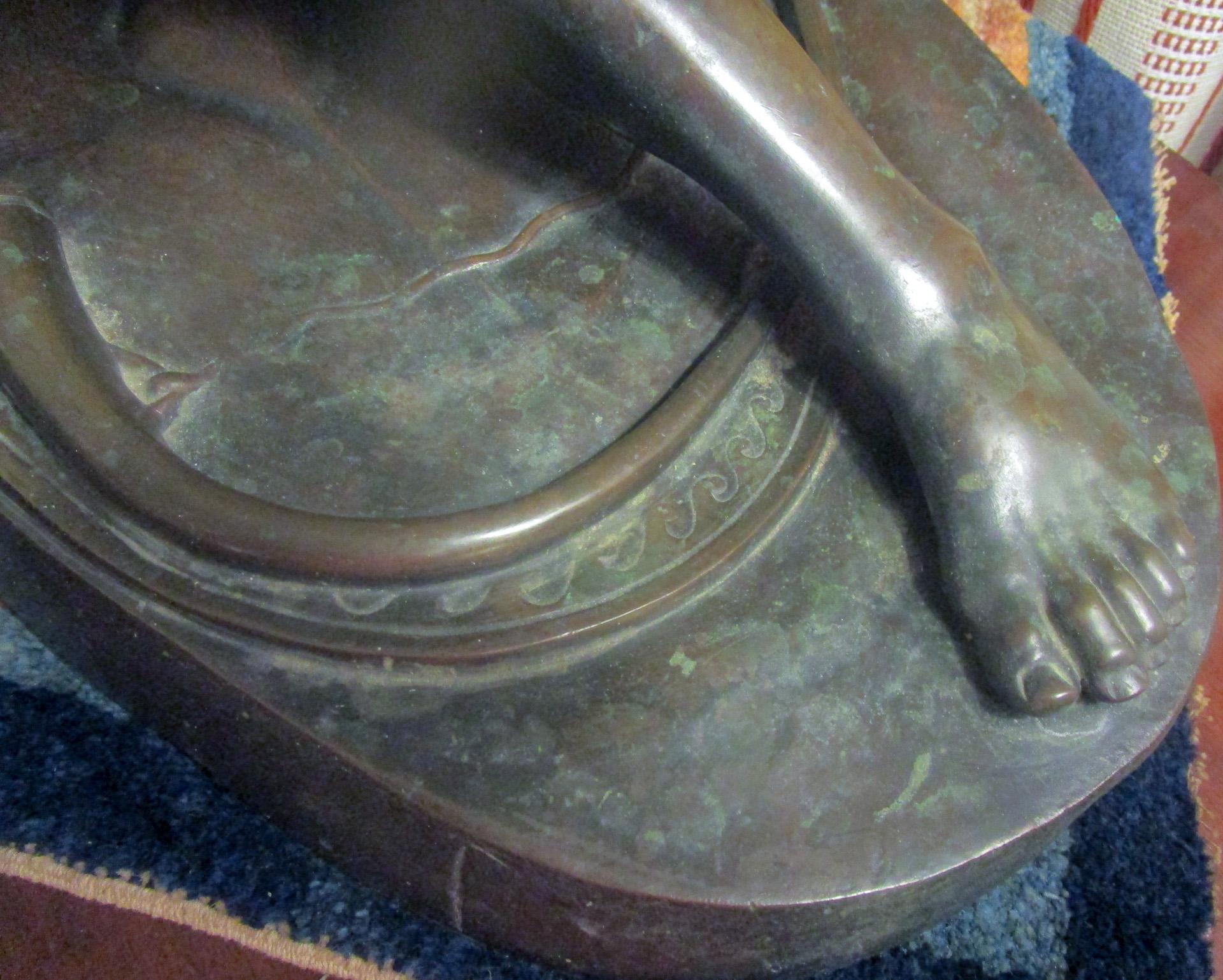 Italienische patinierte Bronzestatue des Dying Gaul aus dem 19. Jahrhundert in großformatigem Maßstab im Angebot 1