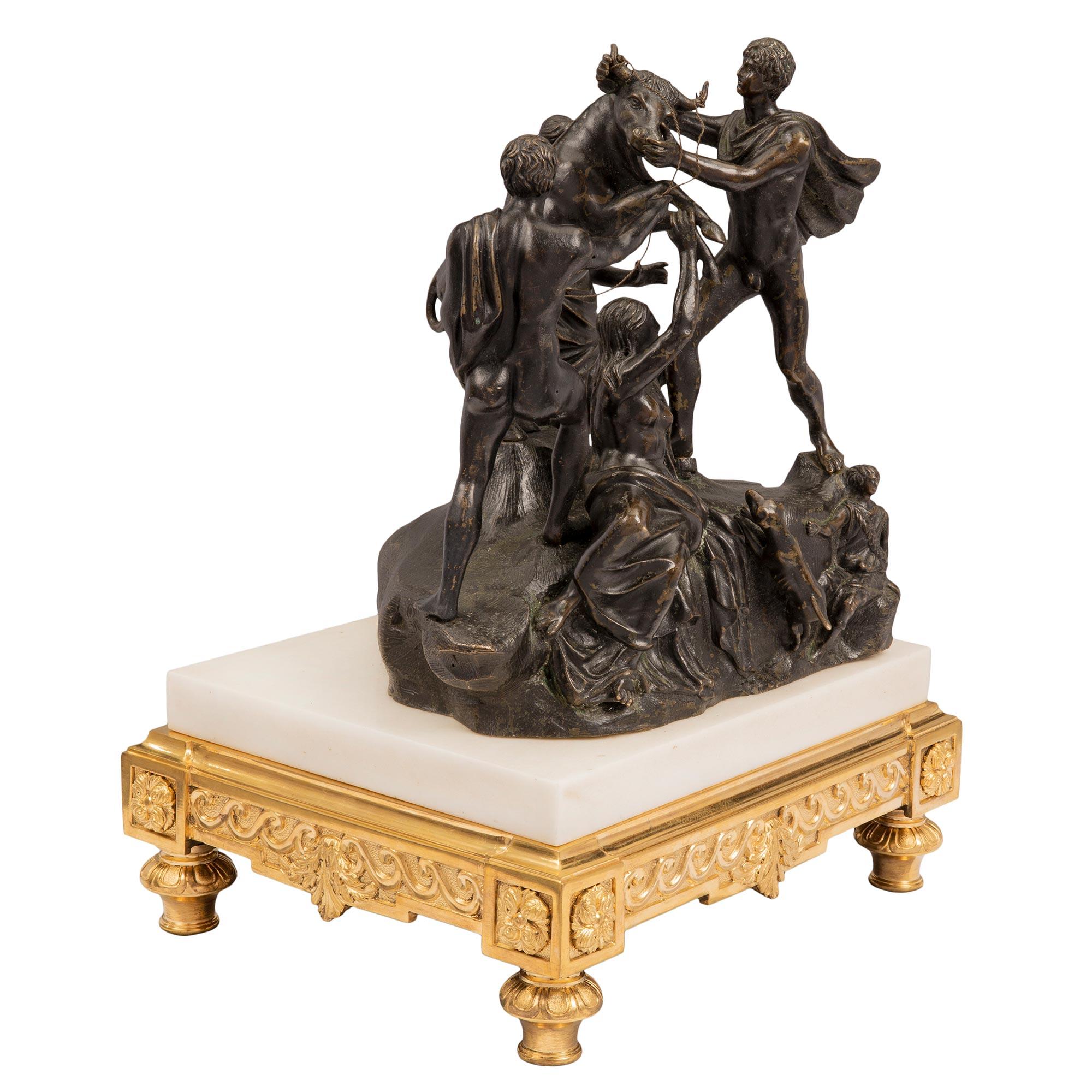 Un très beau et grand groupe en bronze patiné italien du milieu du 19ème siècle représentant le Taureau Farnèse. La statue est surélevée par une belle base en bronze doré et en marbre blanc de Carrare, avec de fins pieds en forme de topie. Au-dessus