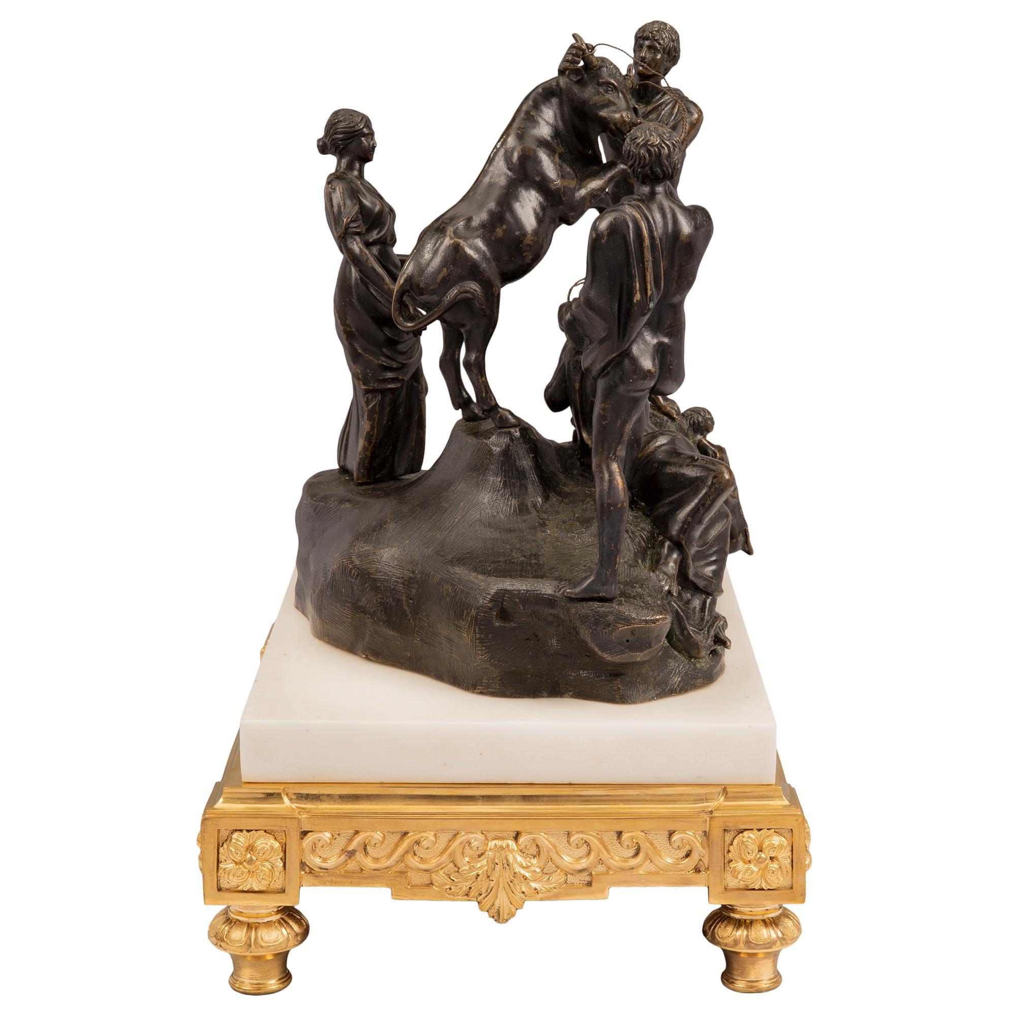 Patiné Statue italienne en bronze patiné du XIXe siècle représentant le Taureau Farnèse en vente