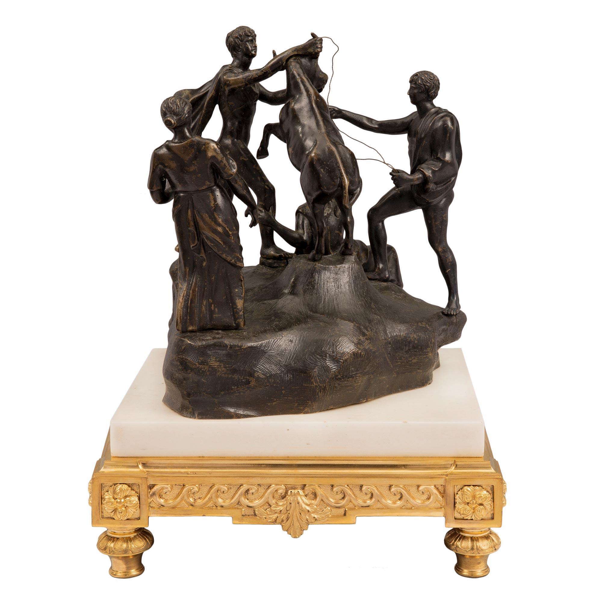 Statue italienne en bronze patiné du XIXe siècle représentant le Taureau Farnèse Bon état - En vente à West Palm Beach, FL