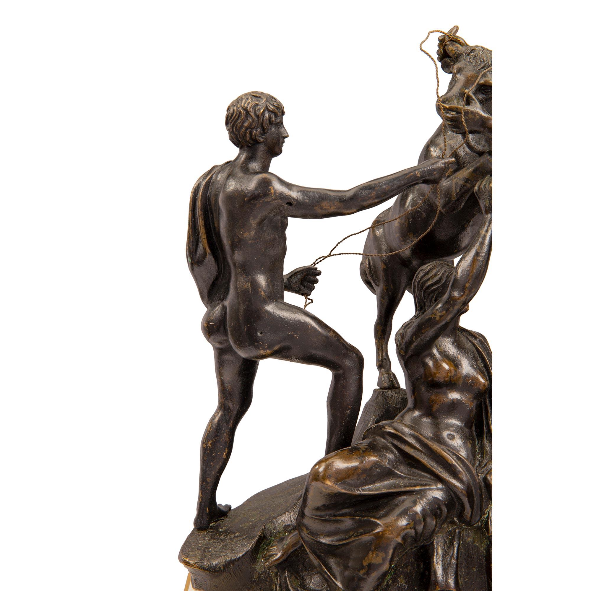 Bronze Statue italienne en bronze patiné du XIXe siècle représentant le Taureau Farnèse en vente