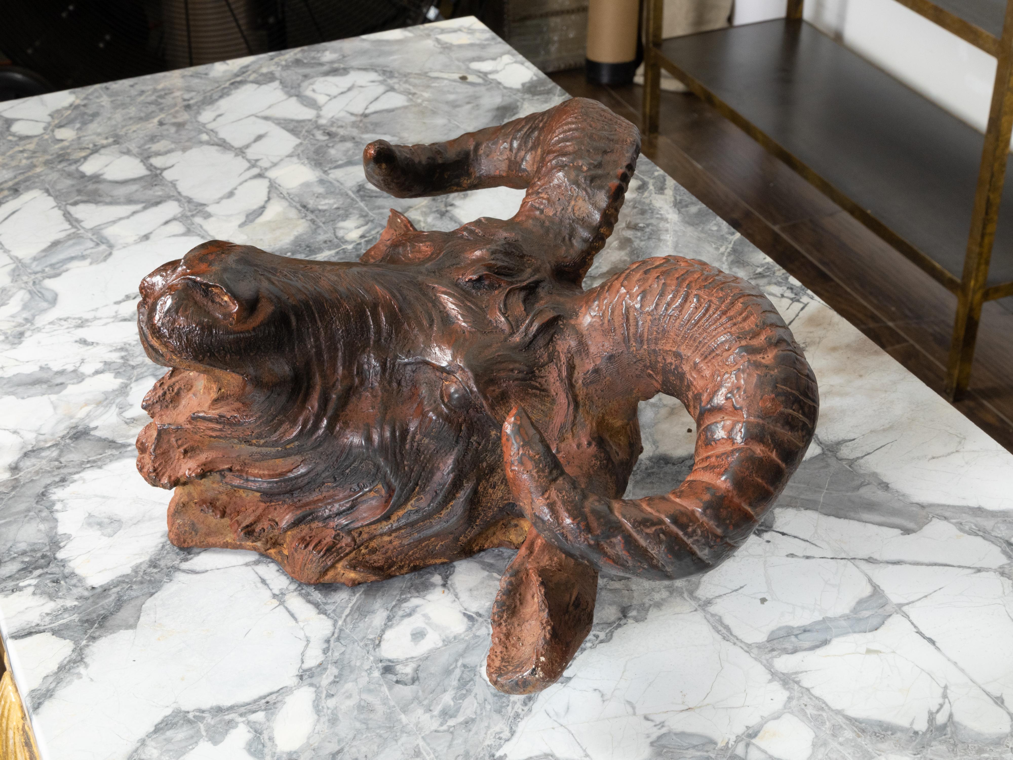 Italienische Widderkopf-Skulptur aus patiniertem Eisen des 19. Jahrhunderts mit rostfarbener Oberfläche (Patiniert) im Angebot