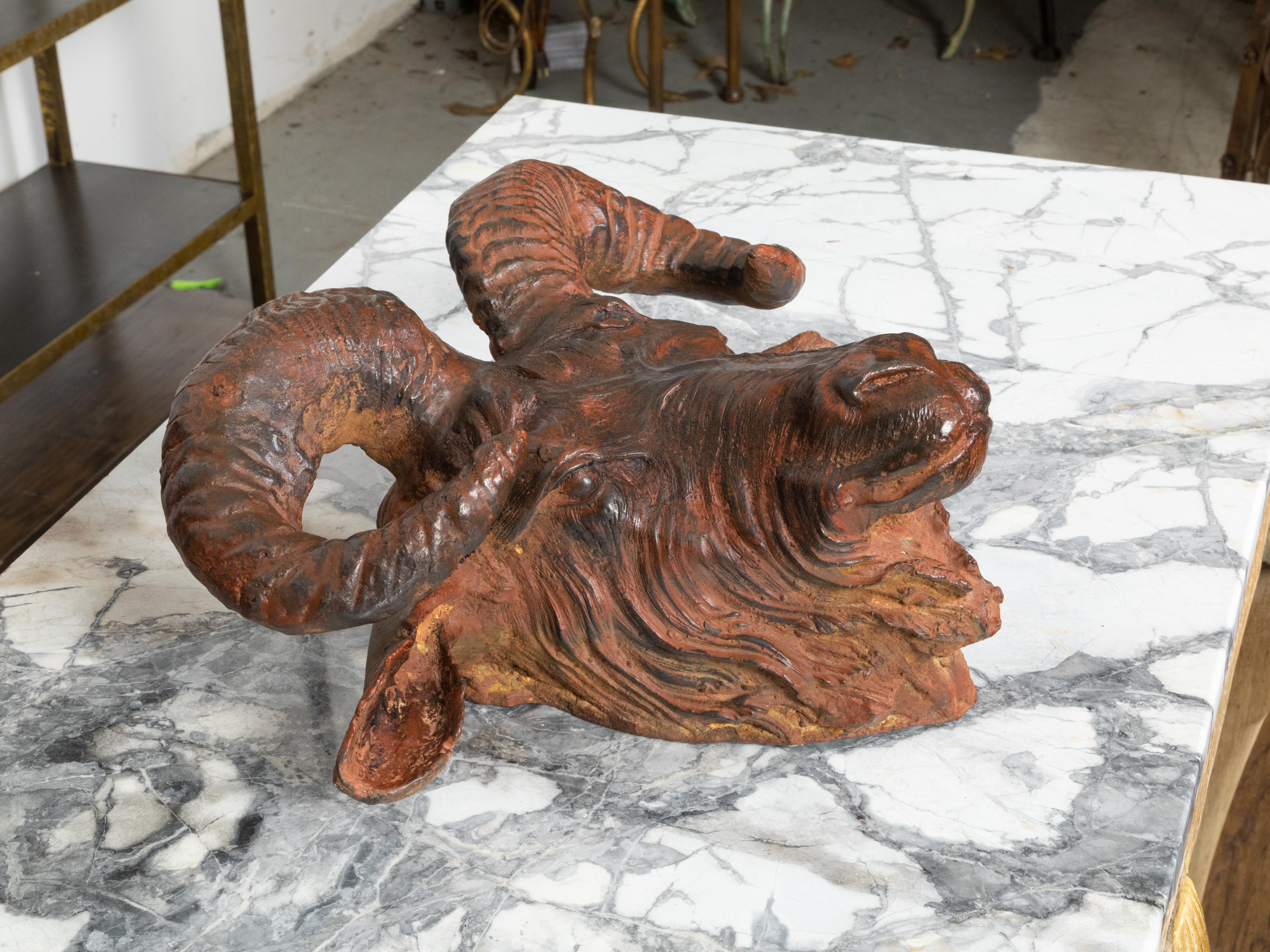 Italienische Widderkopf-Skulptur aus patiniertem Eisen des 19. Jahrhunderts mit rostfarbener Oberfläche im Zustand „Gut“ im Angebot in Atlanta, GA