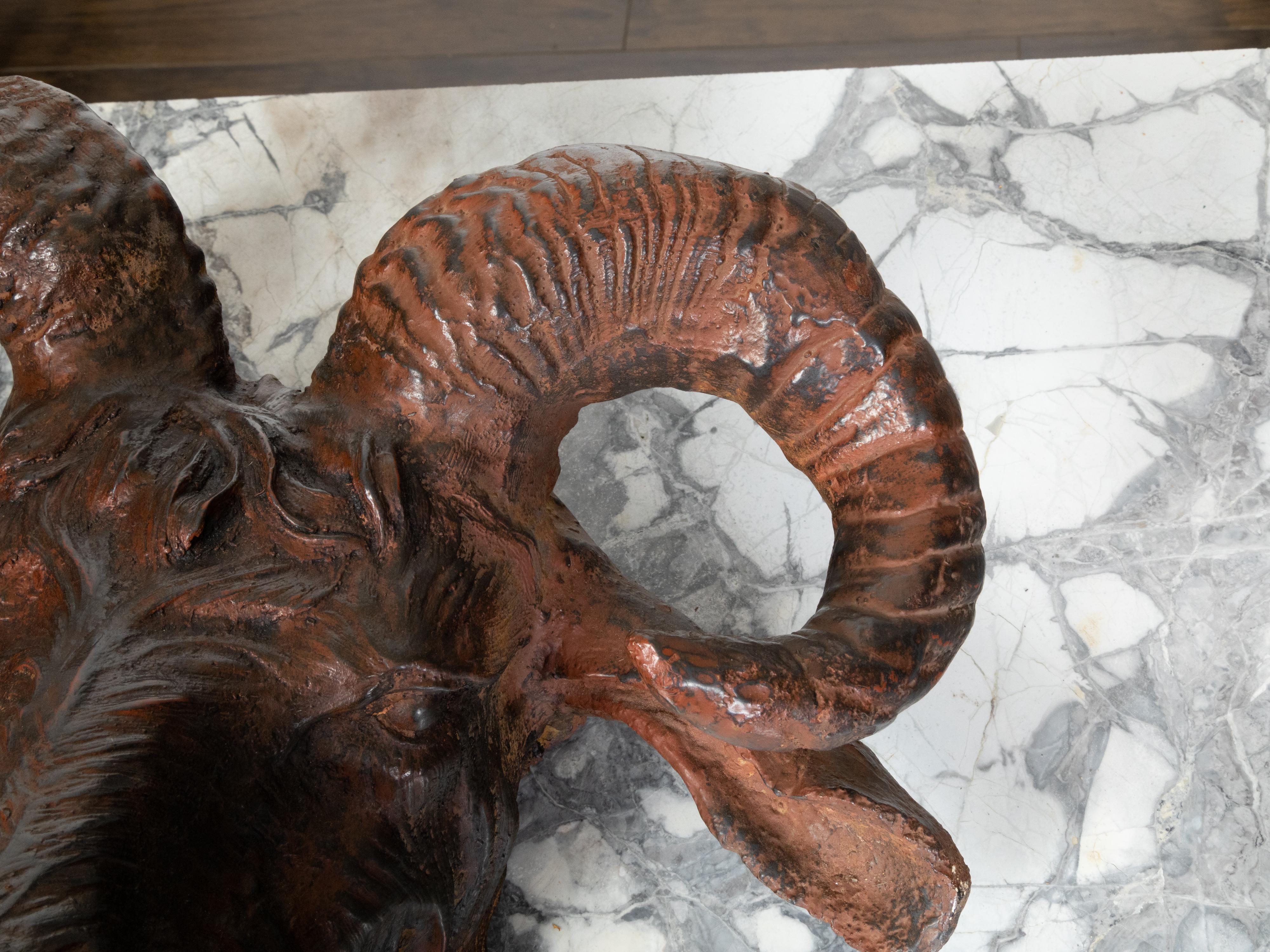 Italienische Widderkopf-Skulptur aus patiniertem Eisen des 19. Jahrhunderts mit rostfarbener Oberfläche im Angebot 2