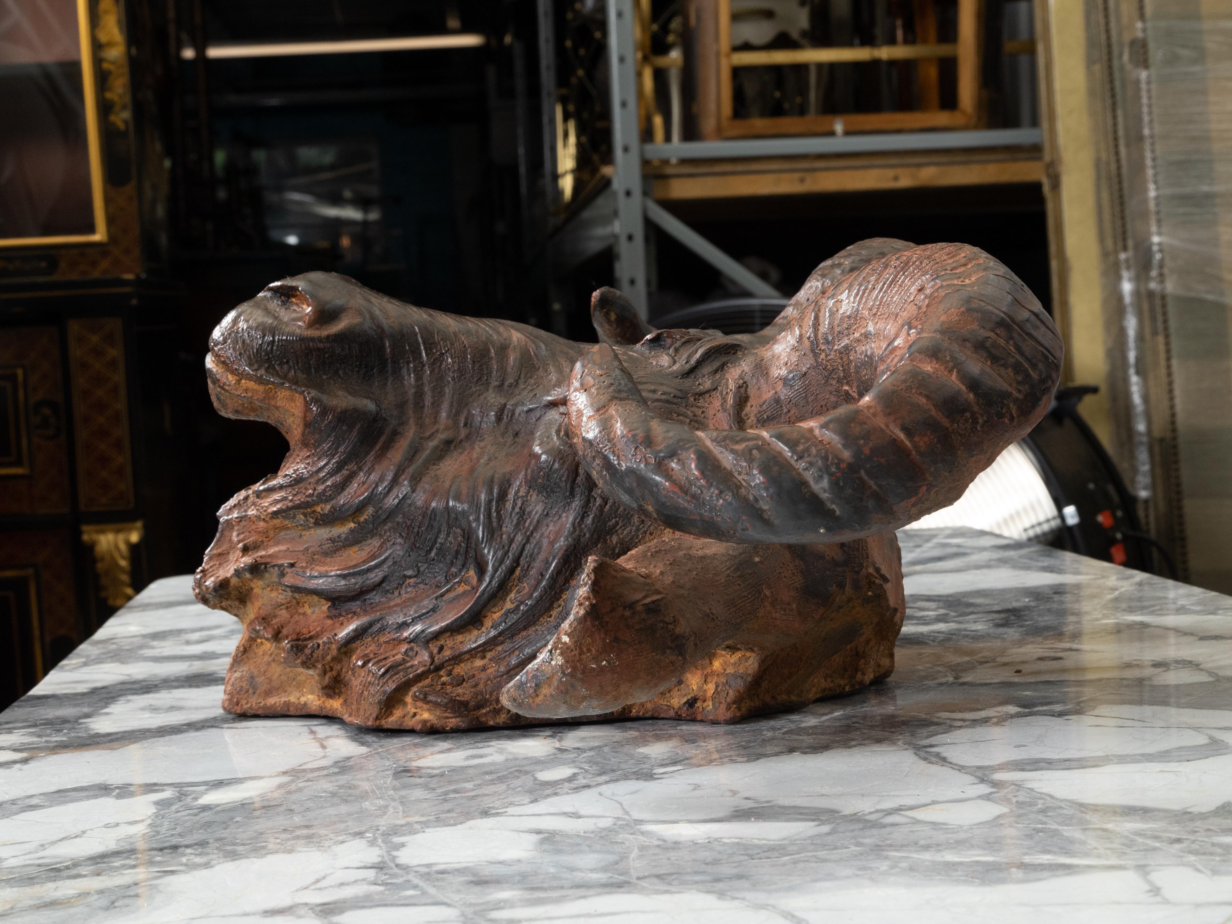 Italienische Widderkopf-Skulptur aus patiniertem Eisen des 19. Jahrhunderts mit rostfarbener Oberfläche im Angebot 3