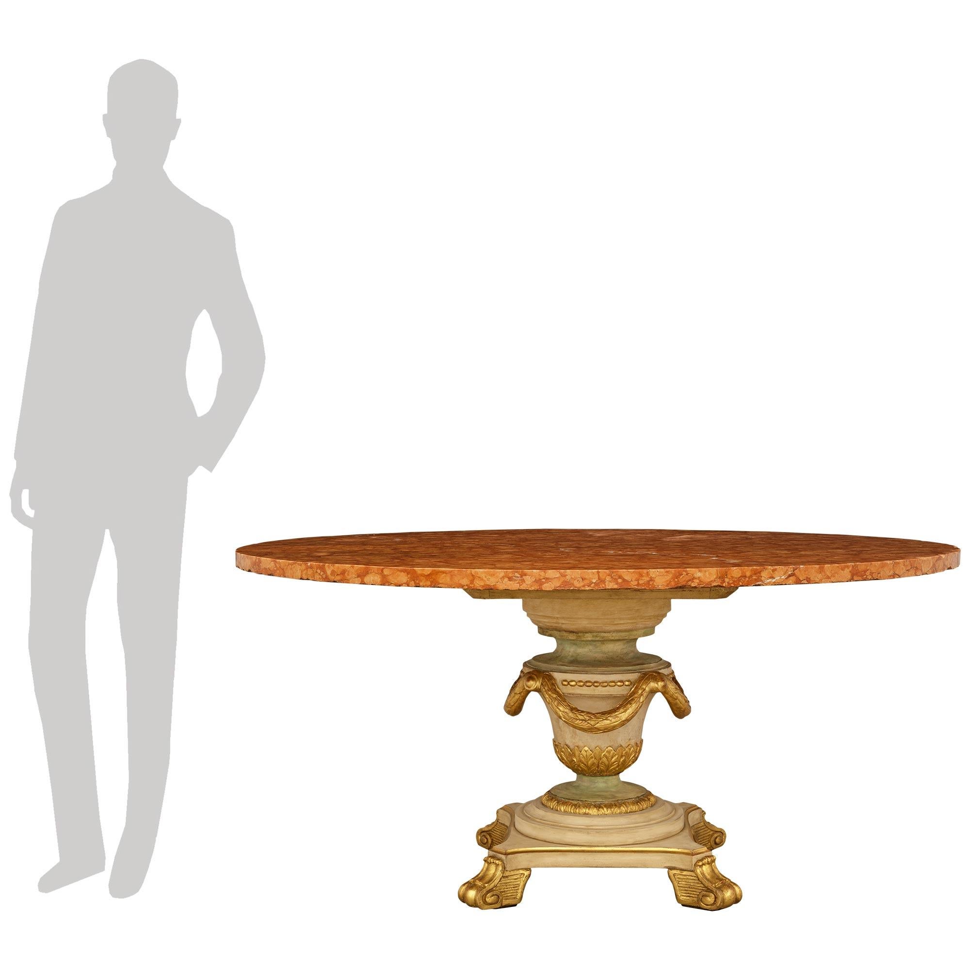 Une élégante et grande table de salle à manger en bois patiné, bois d'Eleg et marbre Rosso Verona de style néo-classique italien du 19ème siècle. Cette table impressionnante repose sur quatre pieds carrés et sculptés en bois doré sous la base en