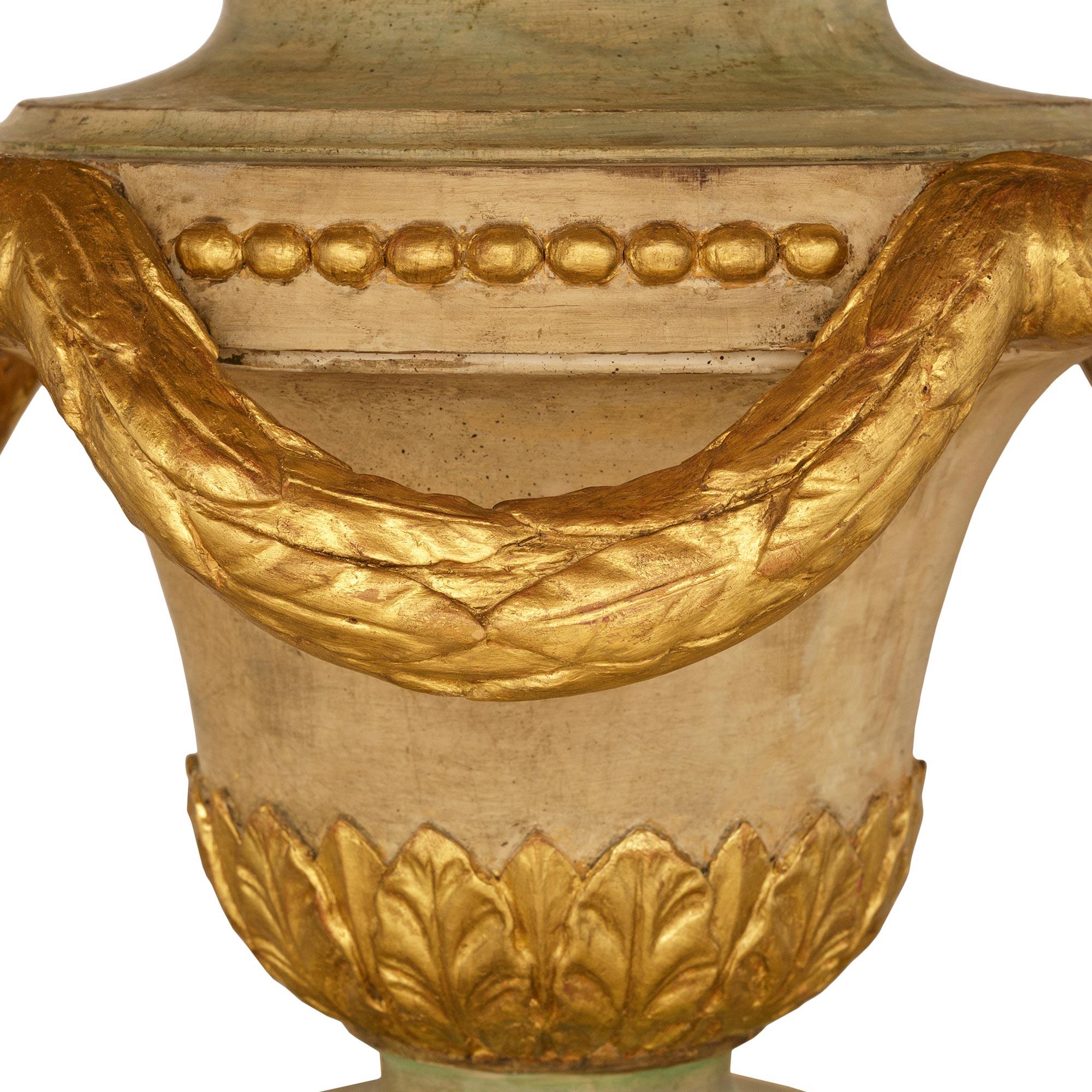 Marbre Table de salle à manger italienne du XIXe siècle en bois patiné, marbre et dorures. en vente
