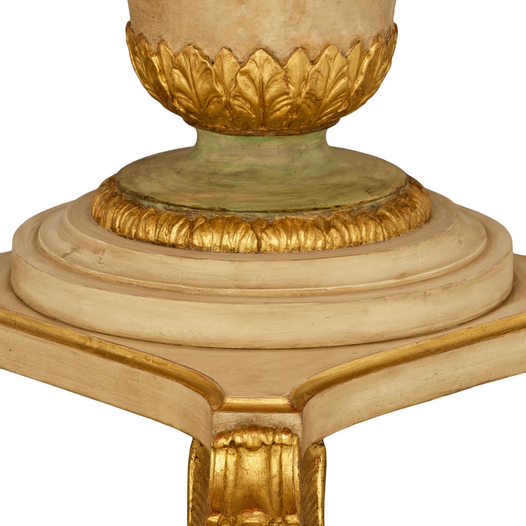 Table de salle à manger italienne du XIXe siècle en bois patiné, marbre et dorures. en vente 1