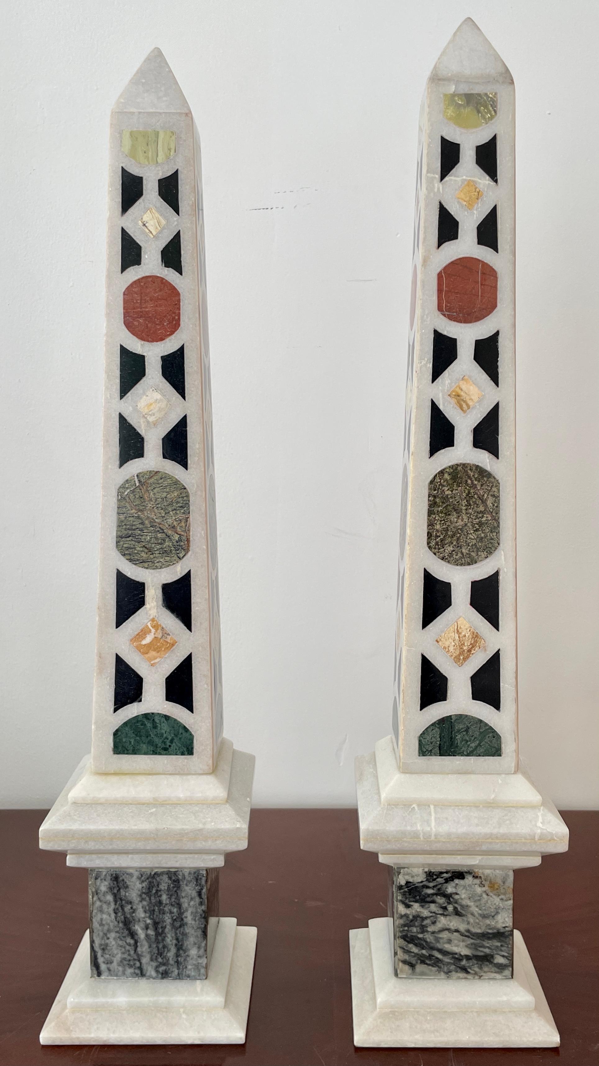 Magnifique paire d'obélisques italiens en marbre Pietra Dura du 19e siècle avec un motif de mosaïque sur une base. Un complément idéal pour les tables et les intérieurs classiques.