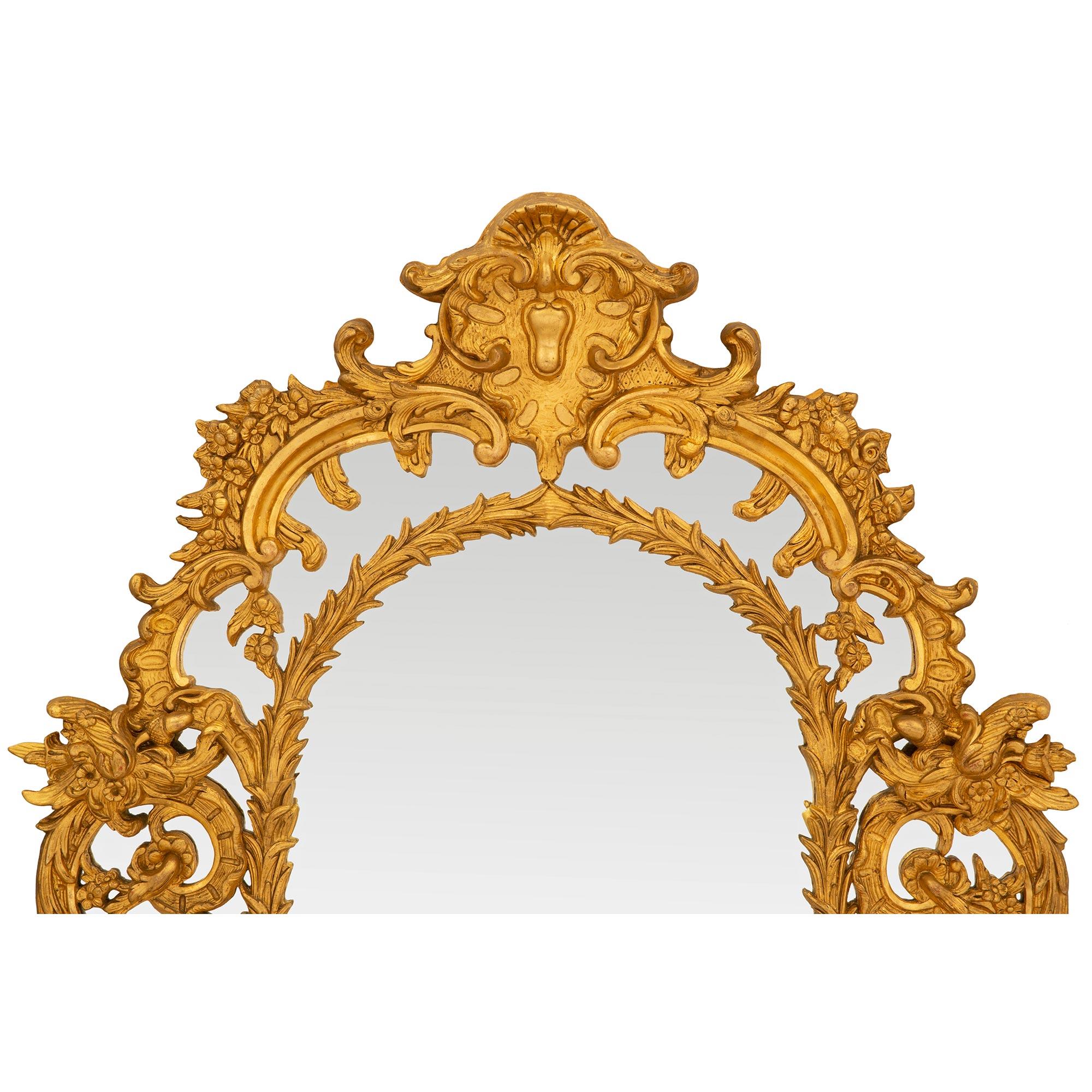Italienischer italienischer Spiegel im Regence-Stil des 19. Jahrhunderts mit doppeltem Rahmen aus vergoldetem Holz im Zustand „Gut“ im Angebot in West Palm Beach, FL