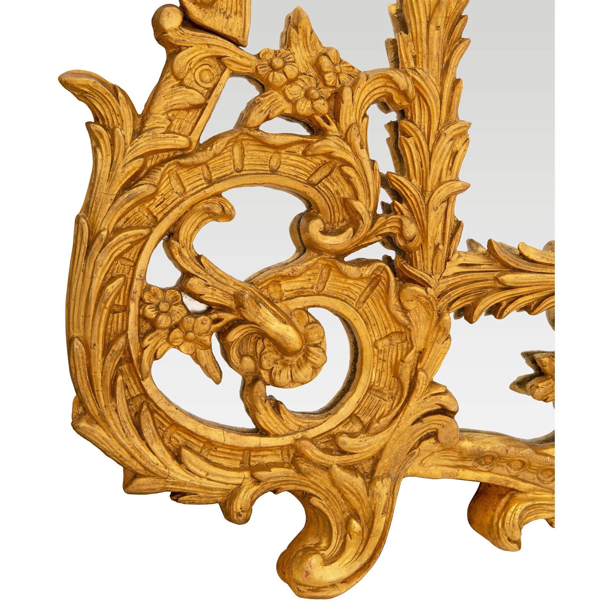 Italienischer italienischer Spiegel im Regence-Stil des 19. Jahrhunderts mit doppeltem Rahmen aus vergoldetem Holz im Angebot 4