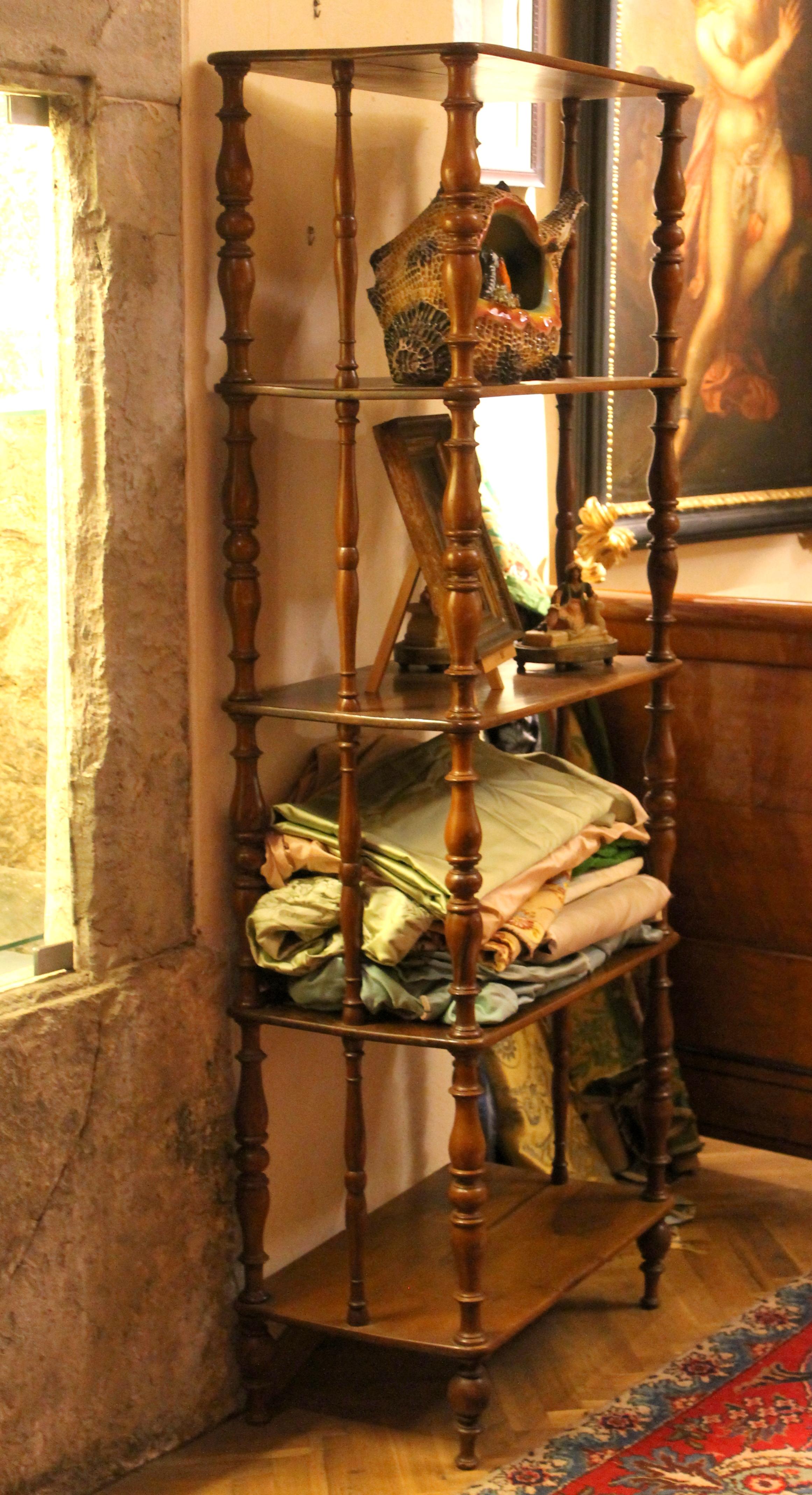 Bibliothèque à étagères ouvertes en bois de noyer rustique de style Régence italienne du 19e siècle en vente 5