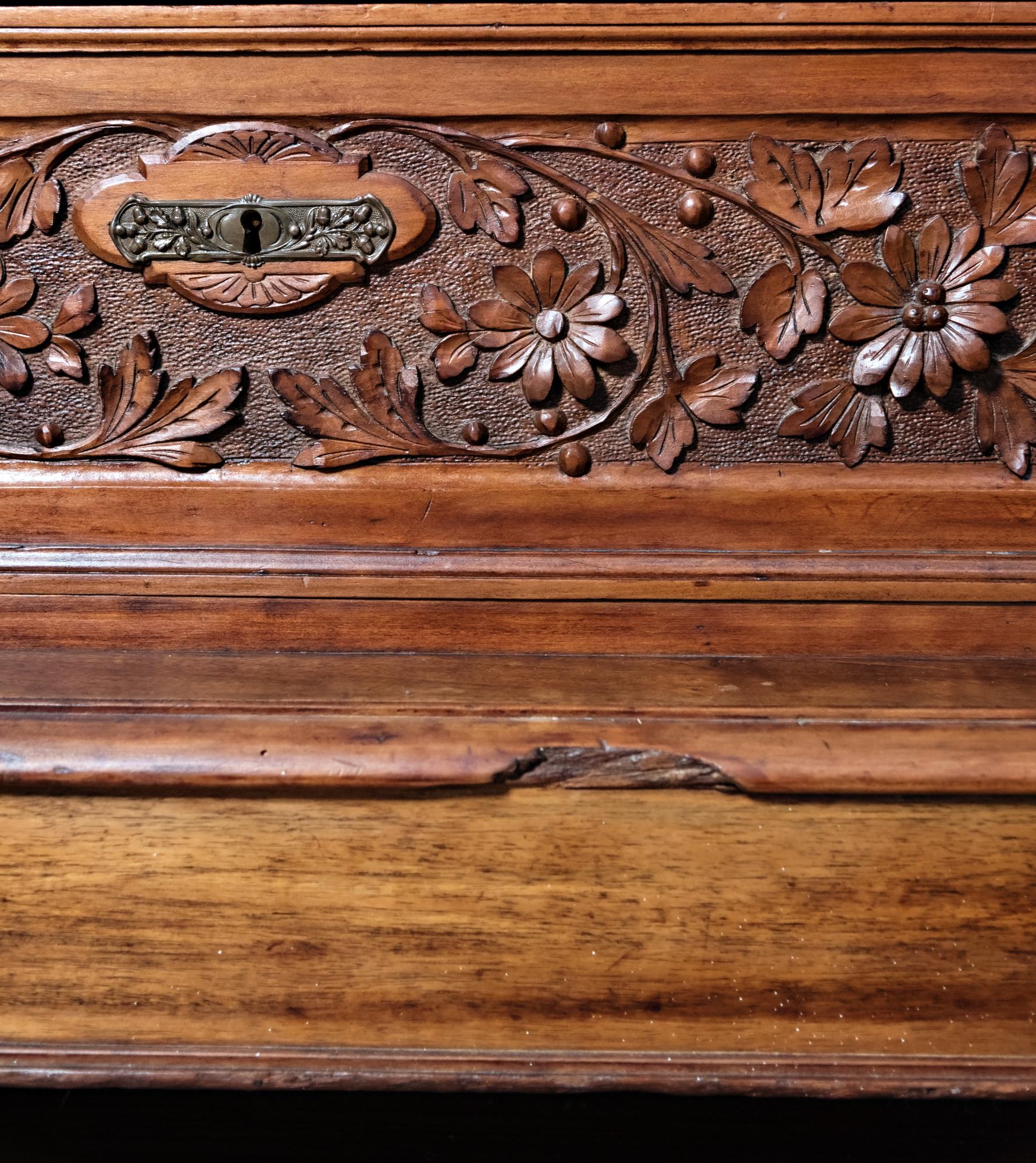Italian 19th Century Renaissance Carved Walnut Commode In Fair Condition For Sale In Oregon, OR