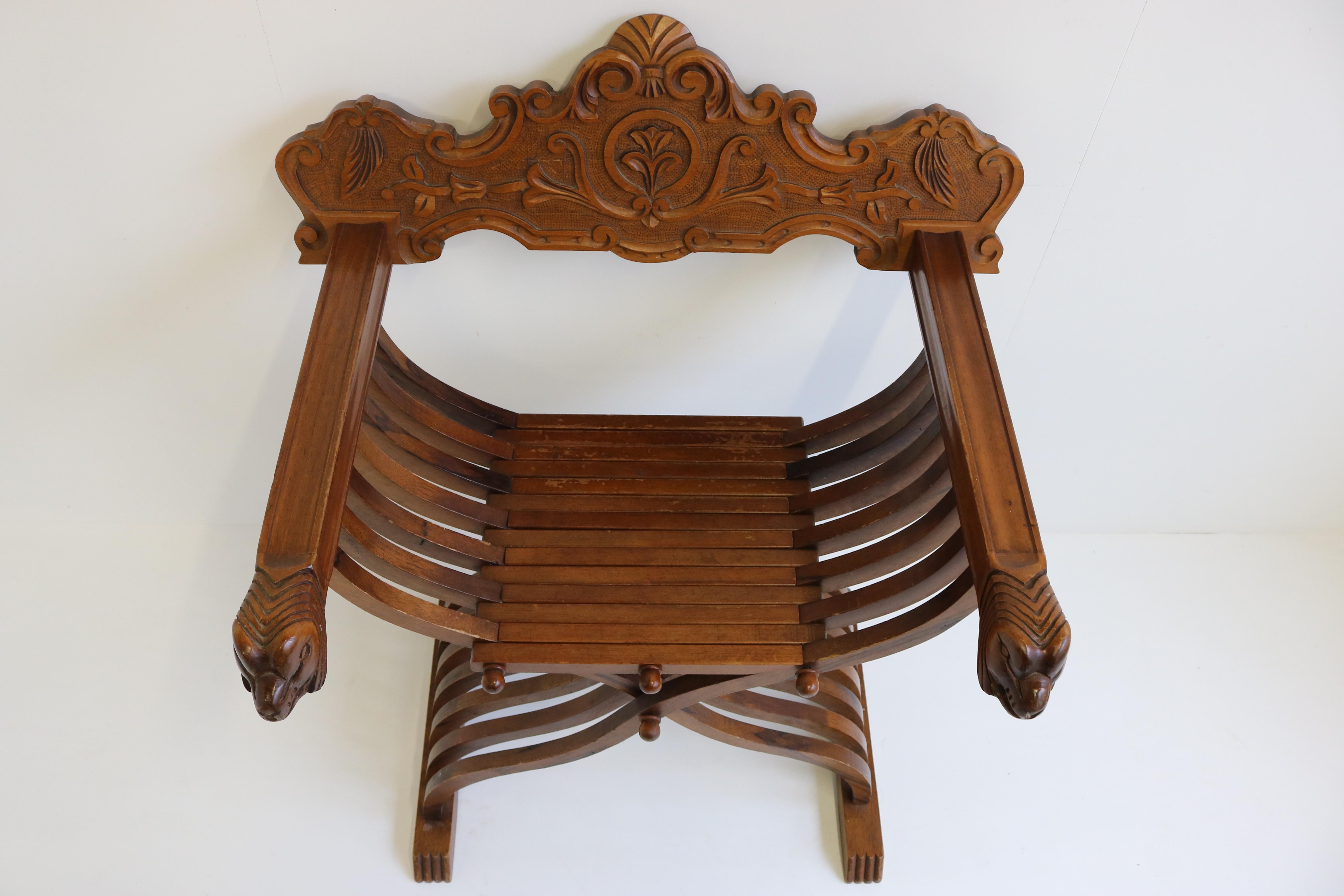 Néo-Renaissance Chaise Savonarola italienne en noyer du 19ème siècle de style néo-Renaissance en vente