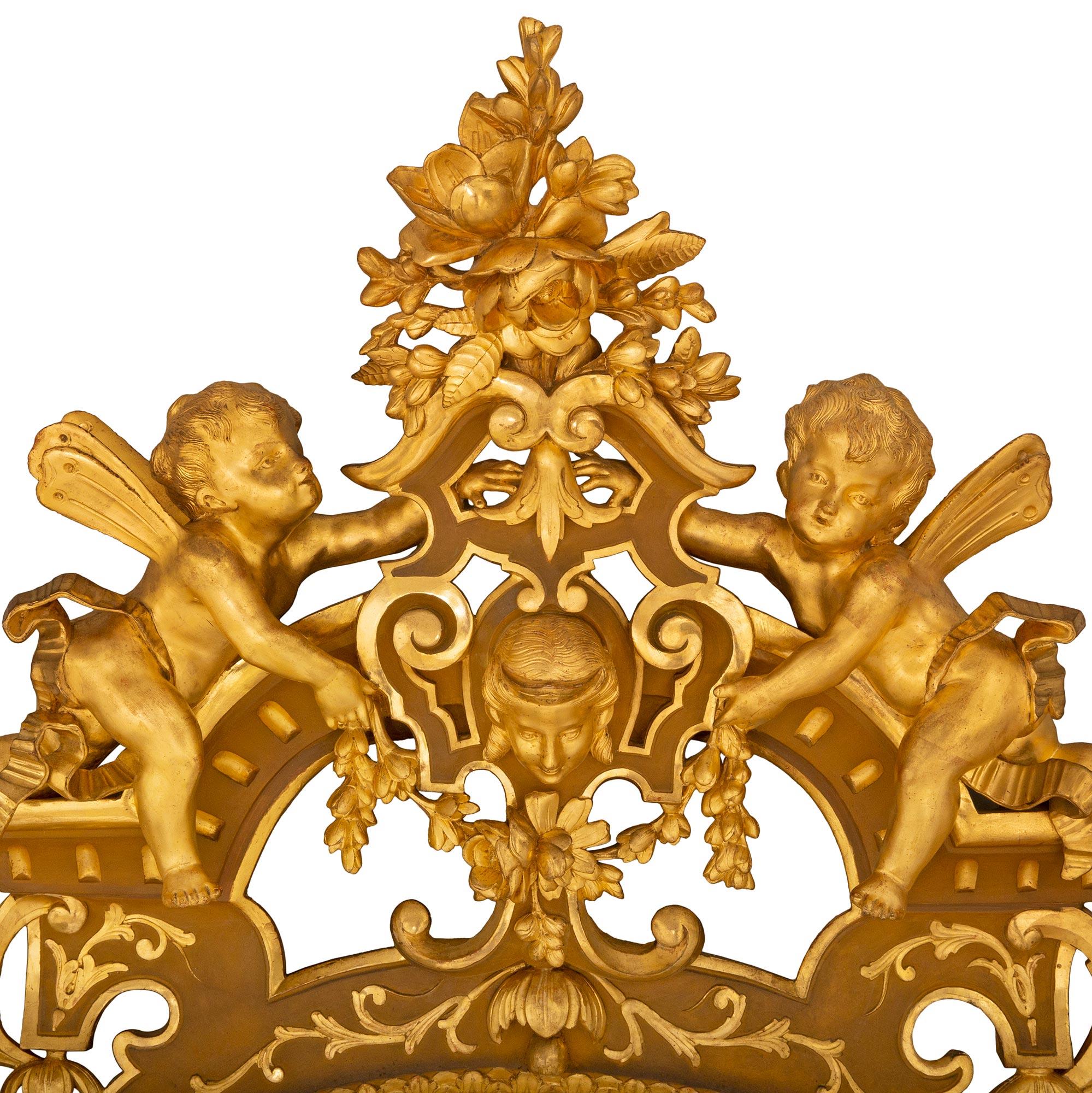 Une sensationnelle et très impressionnante console et miroir en bois doré, feuilles d'argent et bois patiné de style Renaissance italienne du 19ème siècle. La console repose sur une base en forme de feston avec une bande dorée et feuillue au-dessous