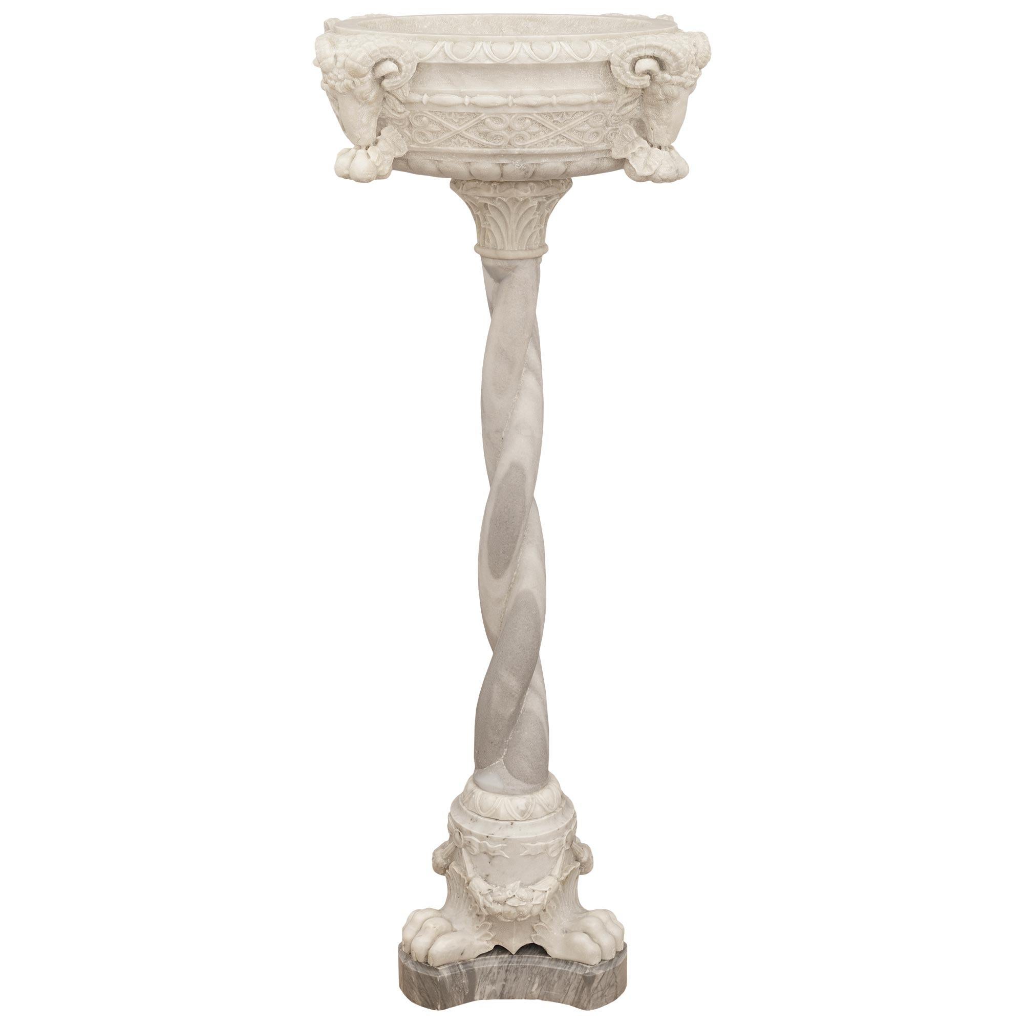 Fioriera per uccelli in marmo bianco di Carrara del XIX secolo, stile Rinascimento italiano In condizioni buone in vendita a West Palm Beach, FL