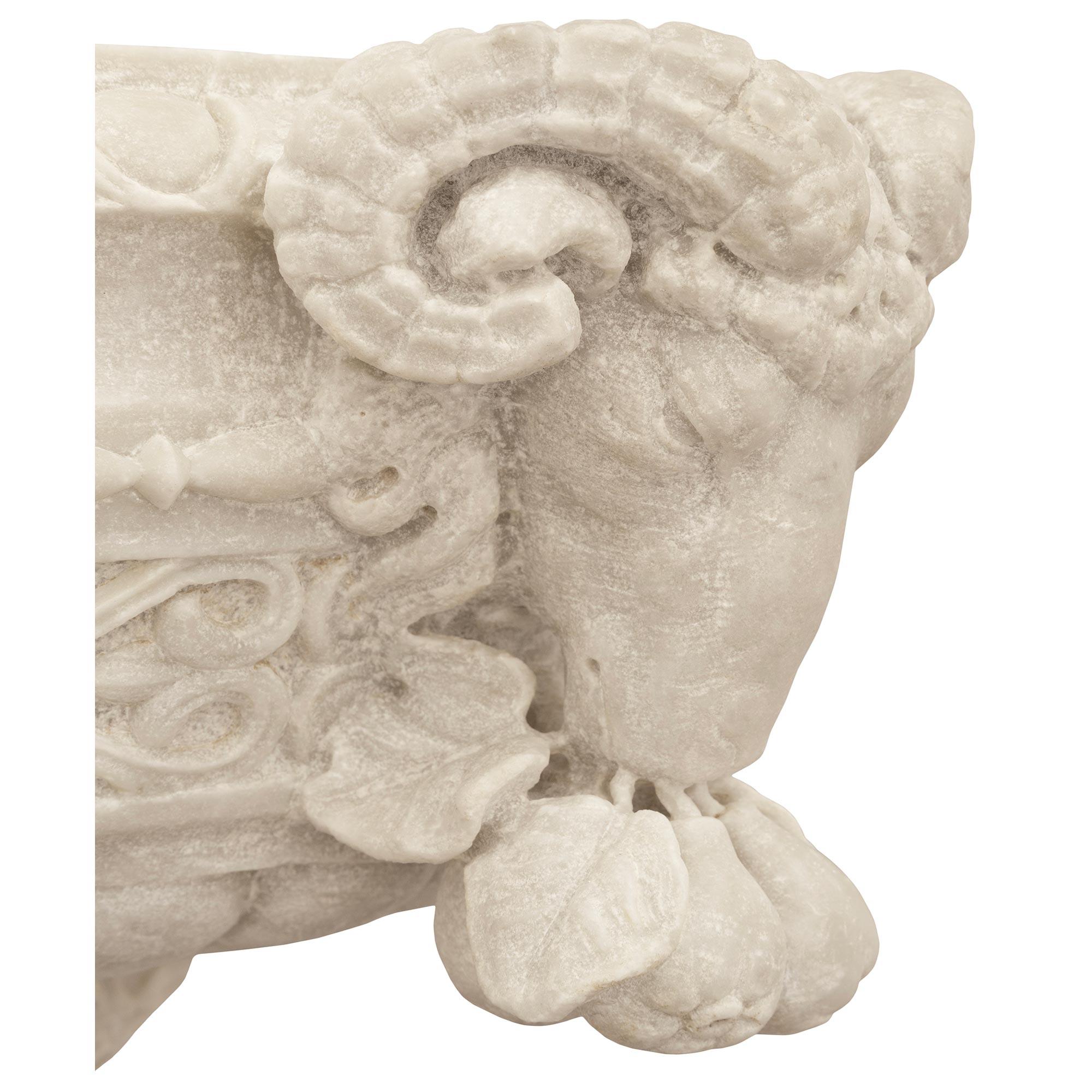 Marmo di Carrara Fioriera per uccelli in marmo bianco di Carrara del XIX secolo, stile Rinascimento italiano in vendita