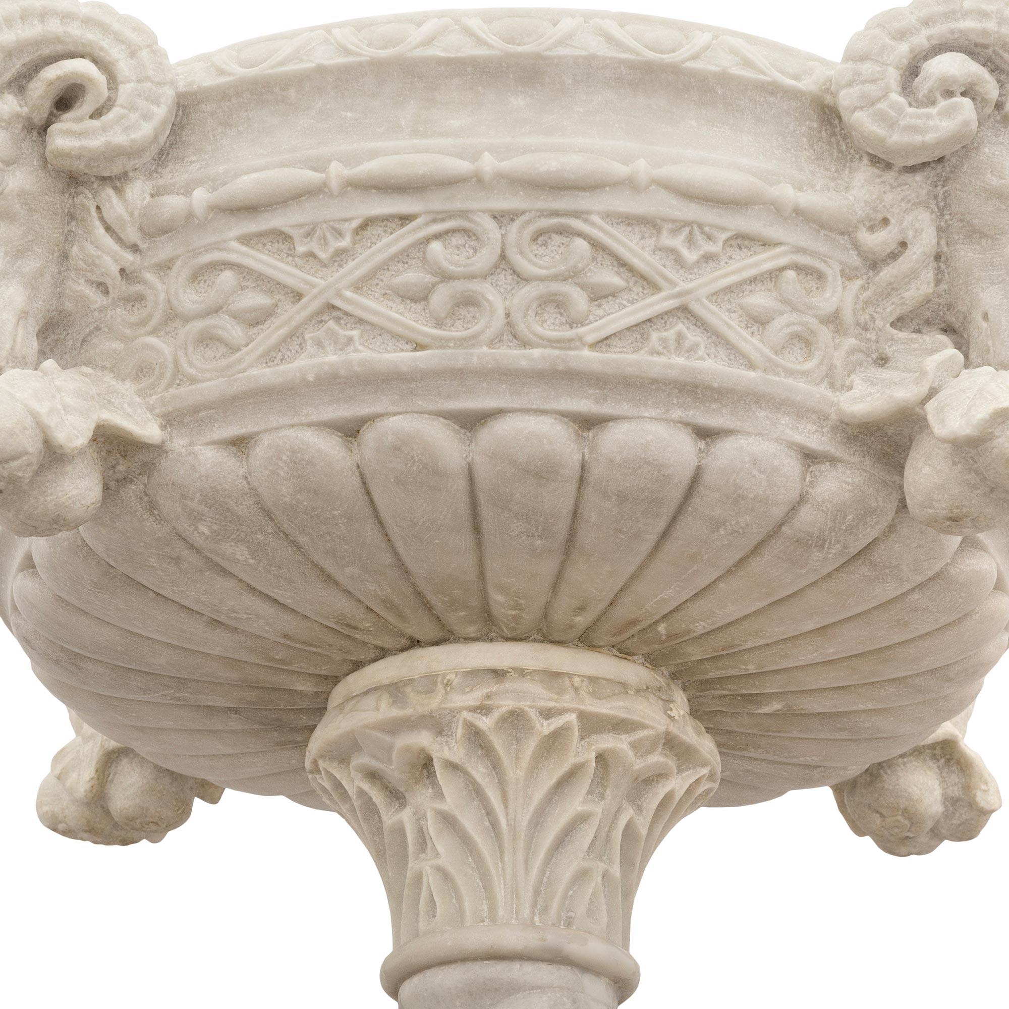 Fioriera per uccelli in marmo bianco di Carrara del XIX secolo, stile Rinascimento italiano in vendita 1