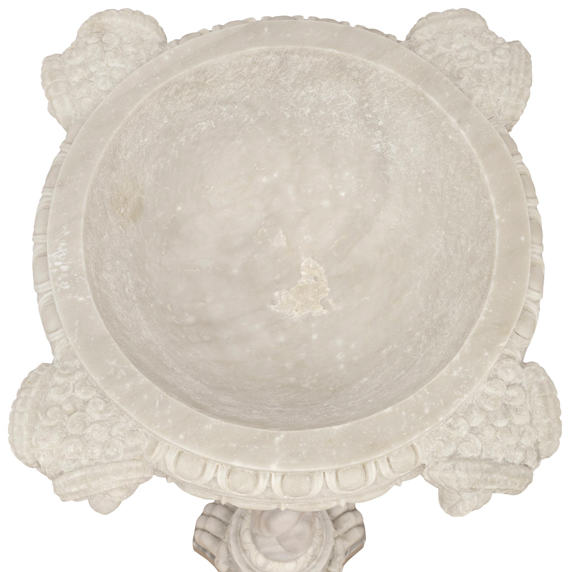 Fioriera per uccelli in marmo bianco di Carrara del XIX secolo, stile Rinascimento italiano in vendita 4