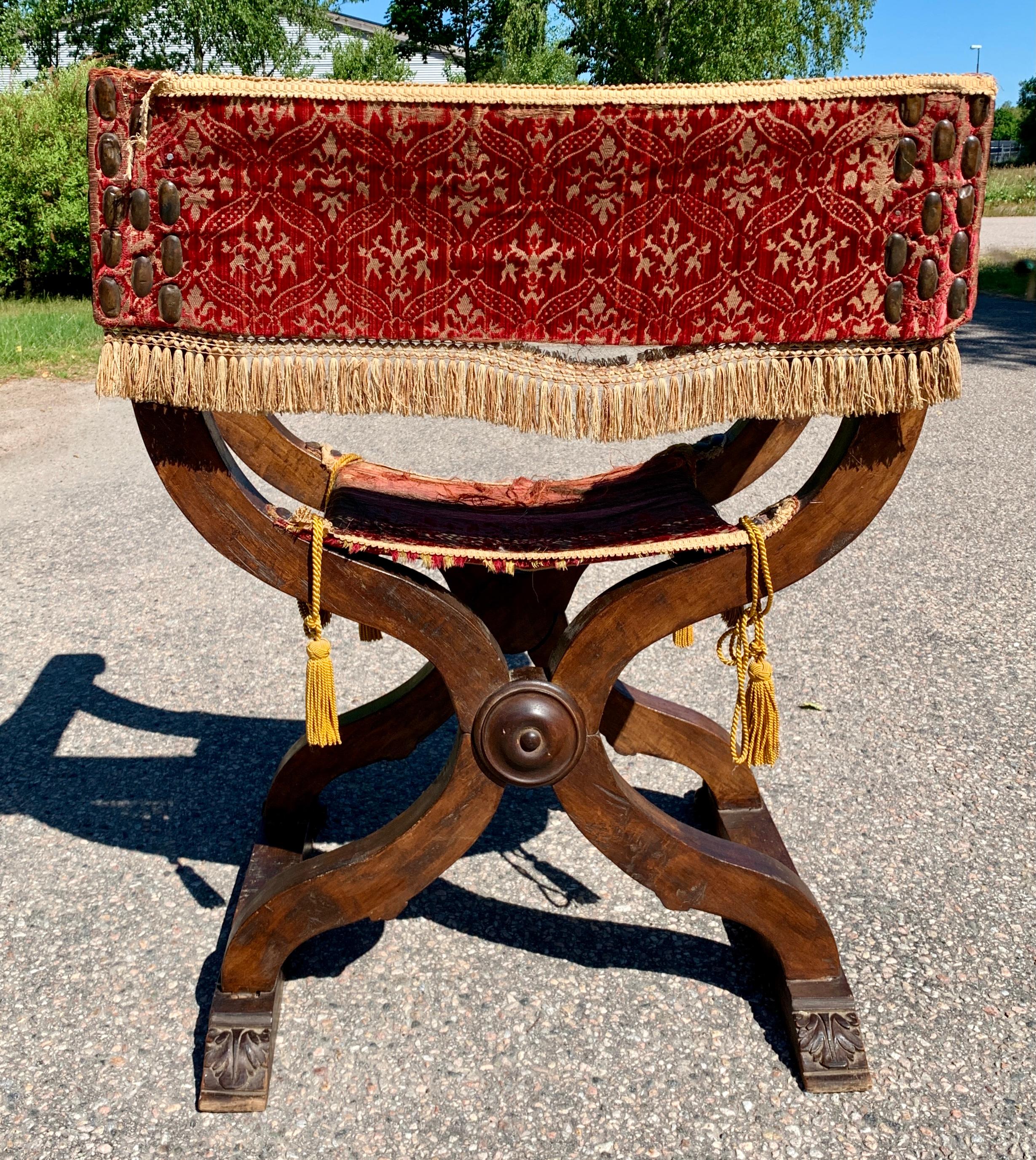 Italian 19th Century Renaissance Style Dante Walnut Armchair For Sale 7