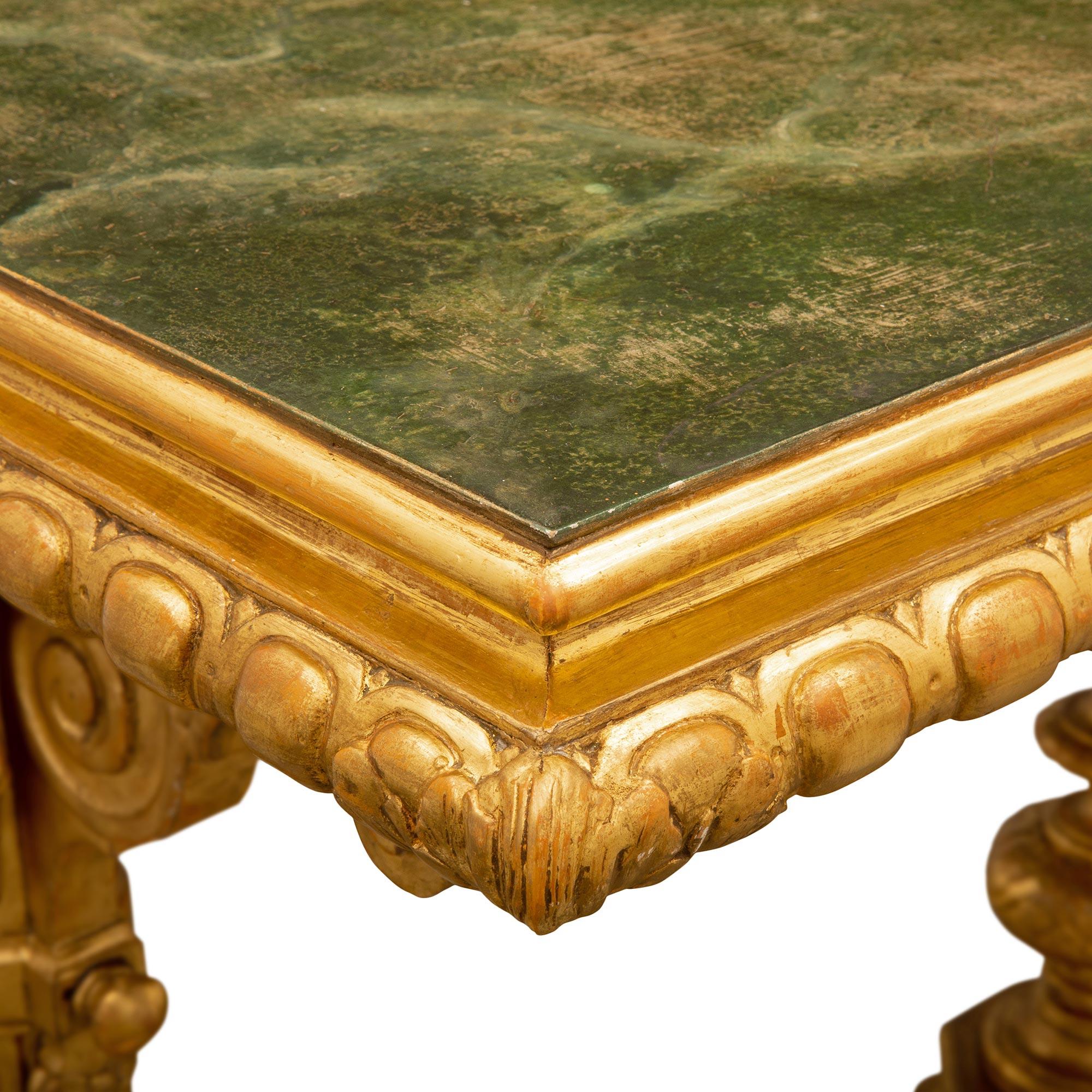 Bois doré Table centrale italienne de style Renaissance du 19ème siècle en bois doré en vente