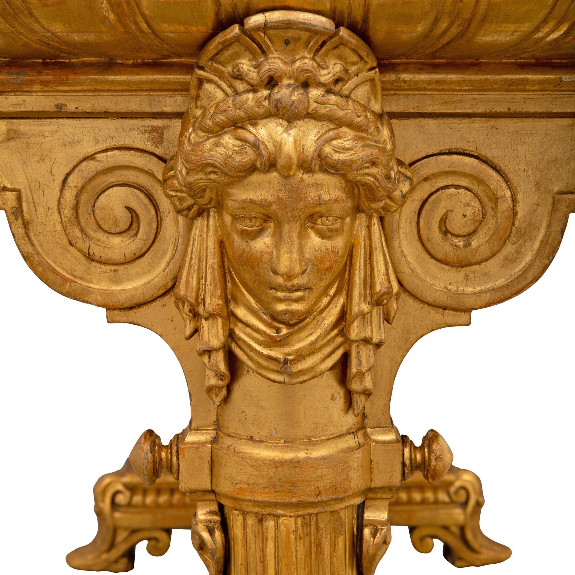 Table centrale italienne de style Renaissance du 19ème siècle en bois doré en vente 1