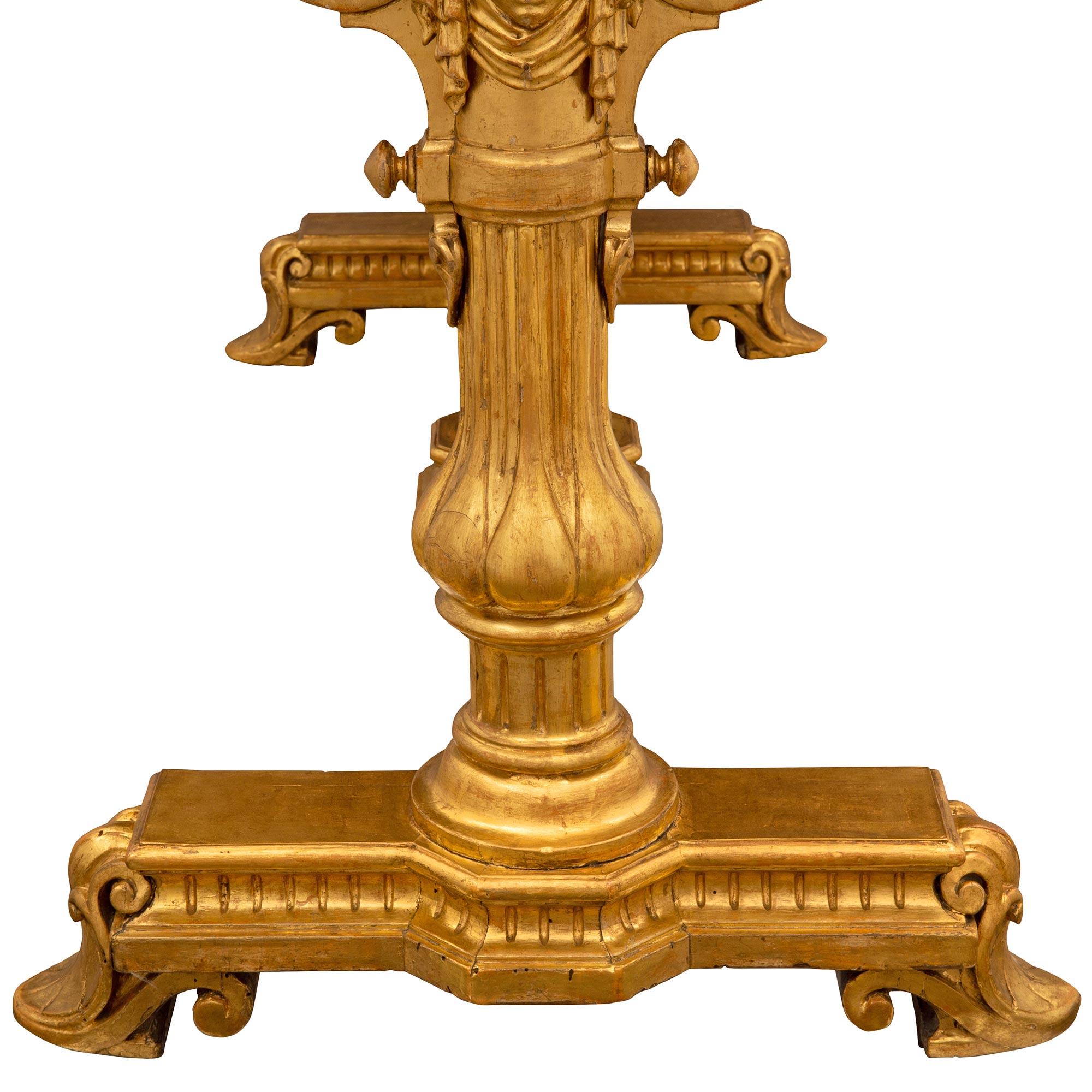Table centrale italienne de style Renaissance du 19ème siècle en bois doré en vente 2
