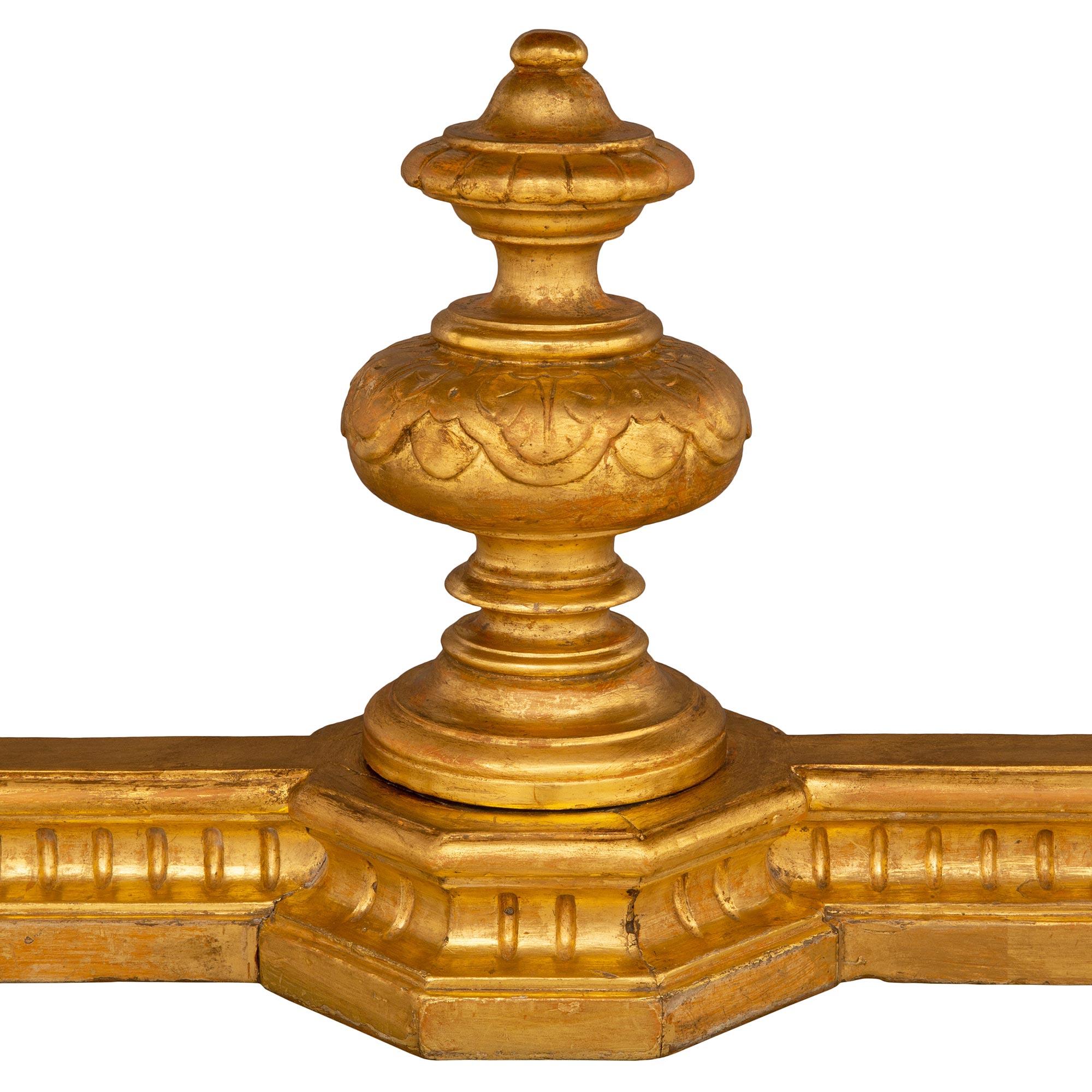 Table centrale italienne de style Renaissance du 19ème siècle en bois doré en vente 3