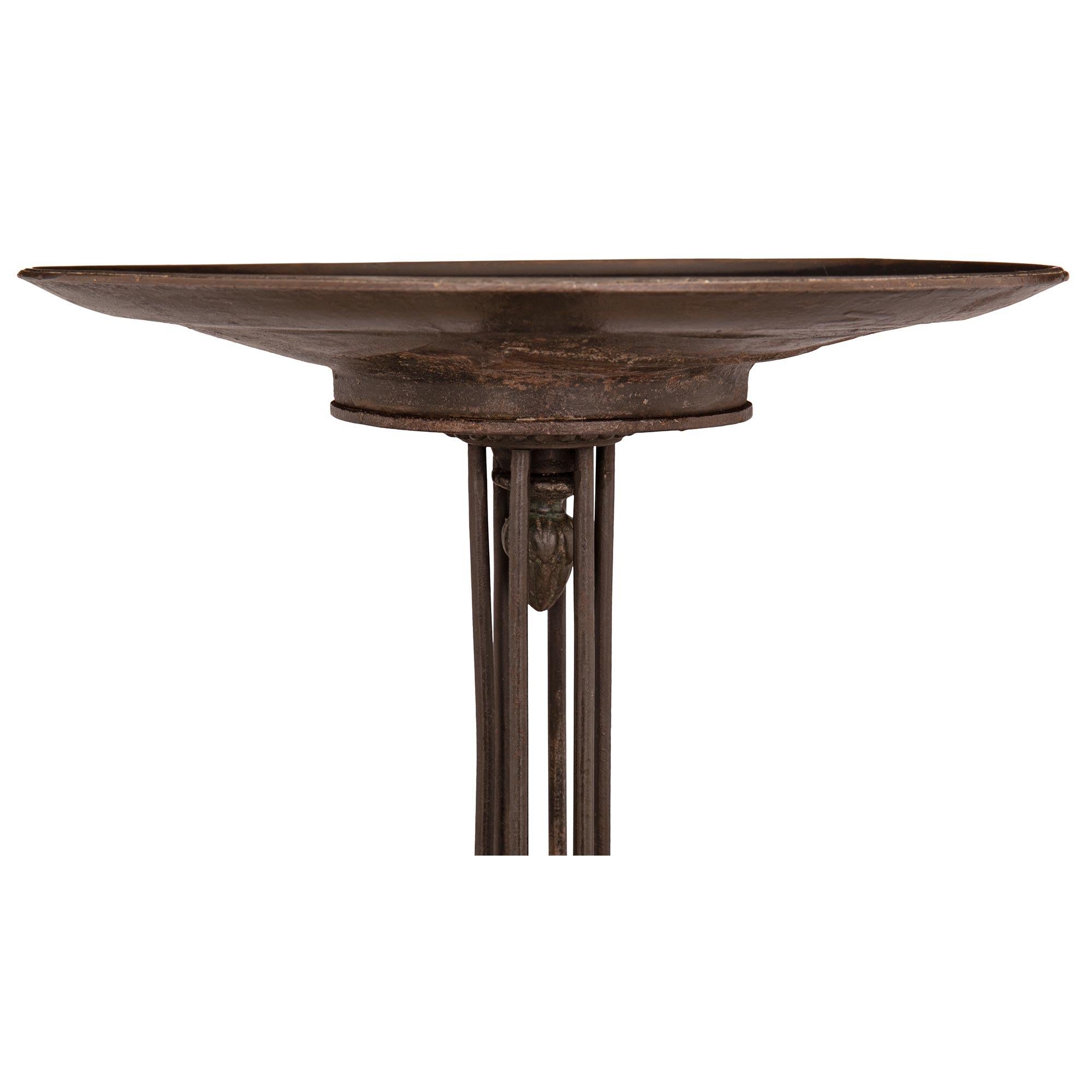 Coupe haute italienne du XIXe siècle en bronze patiné de style Renaissance Bon état - En vente à West Palm Beach, FL