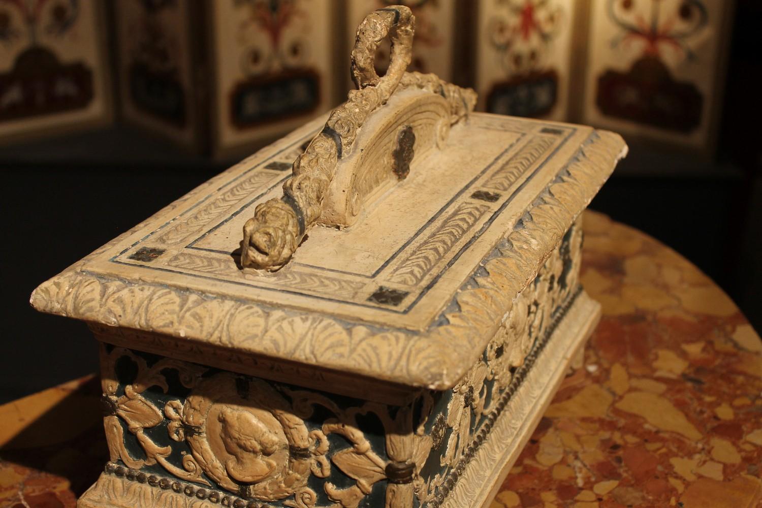 Boîte à couvercle en bois laquée et peinte en gesso de style Renaissance du 19ème siècle en vente 3