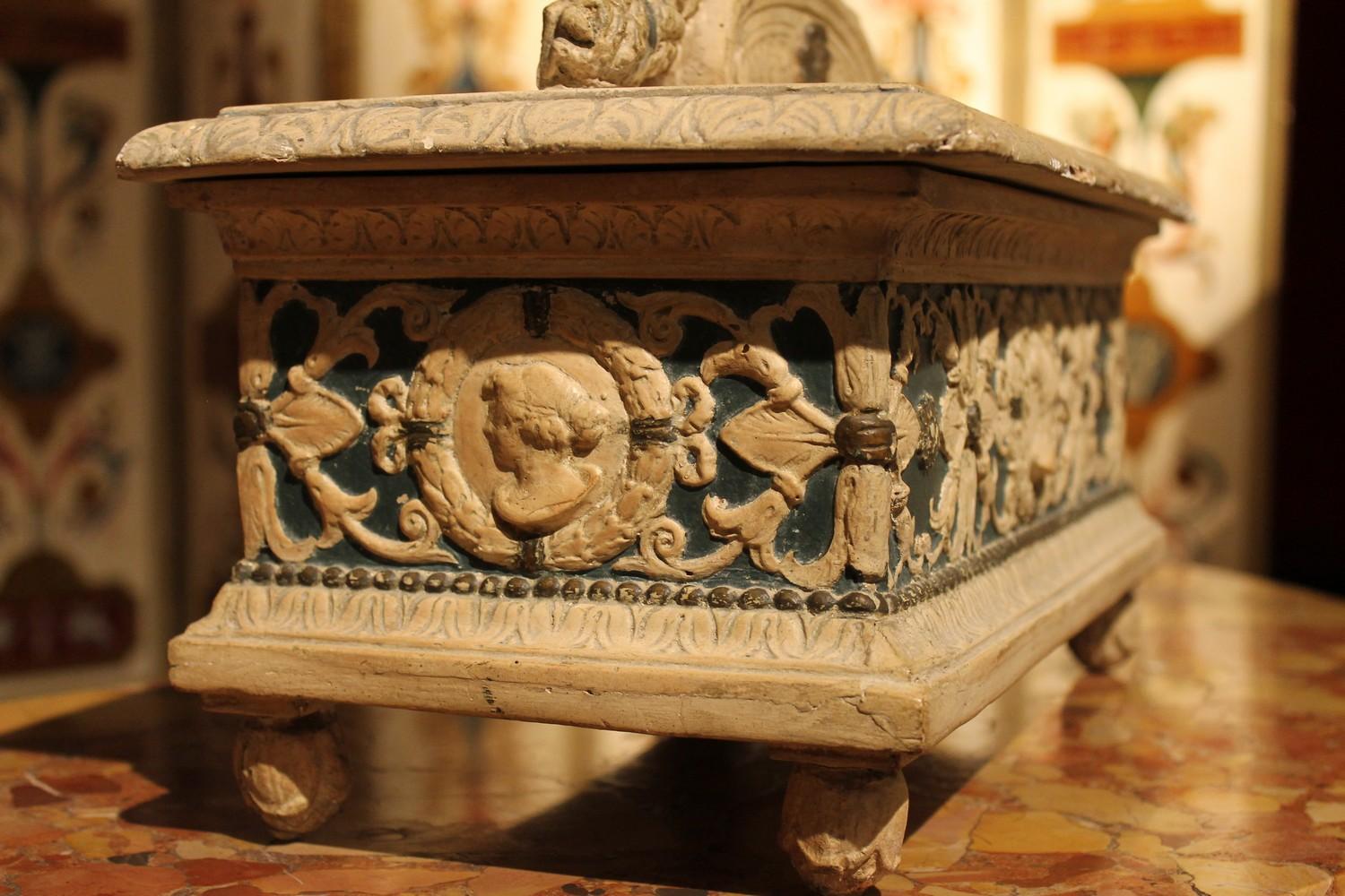 Boîte à couvercle en bois laquée et peinte en gesso de style Renaissance du 19ème siècle en vente 4