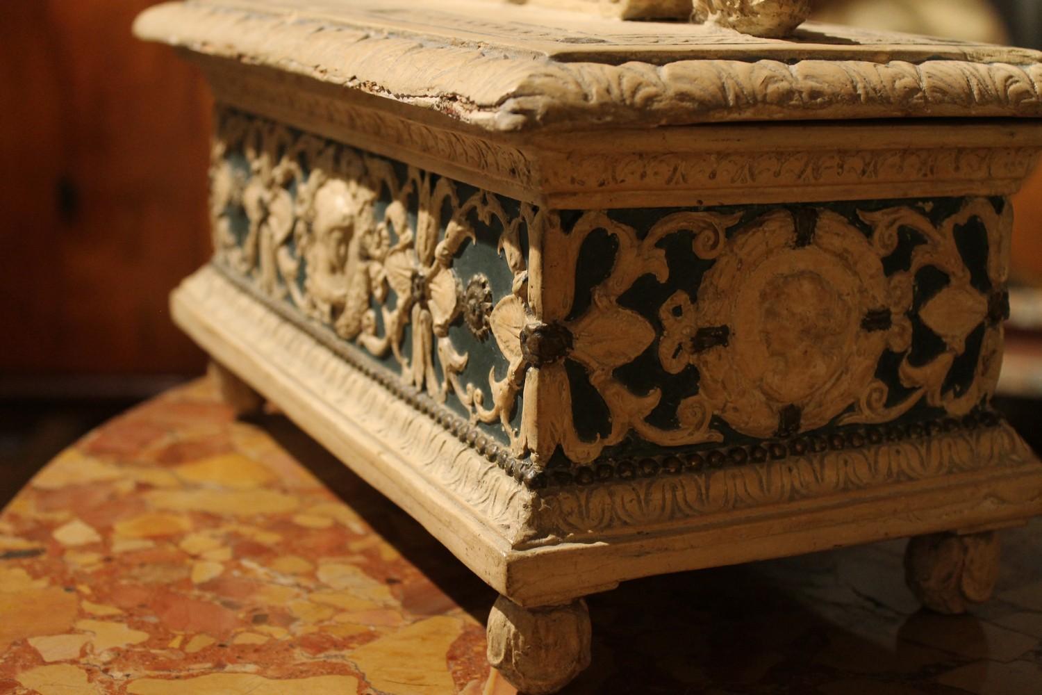 Boîte à couvercle en bois laquée et peinte en gesso de style Renaissance du 19ème siècle en vente 5
