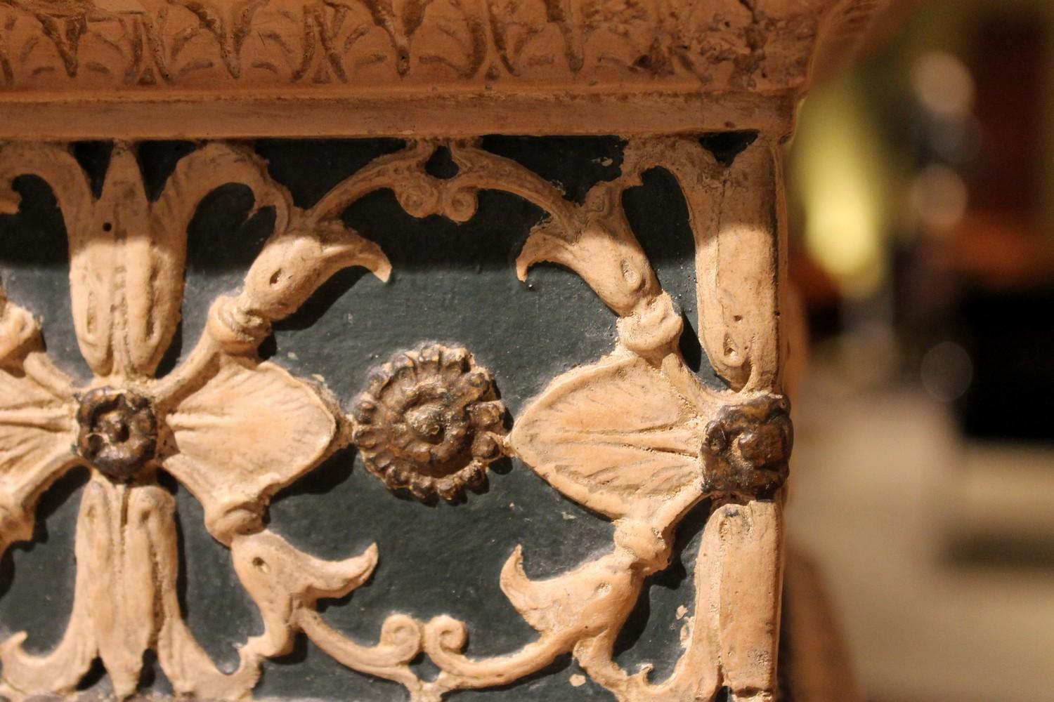 Boîte à couvercle en bois laquée et peinte en gesso de style Renaissance du 19ème siècle en vente 6