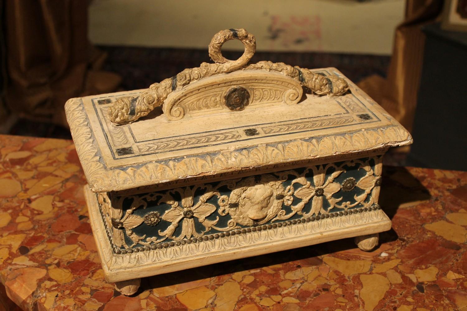 Boîte à couvercle en bois laquée et peinte en gesso de style Renaissance du 19ème siècle en vente 7