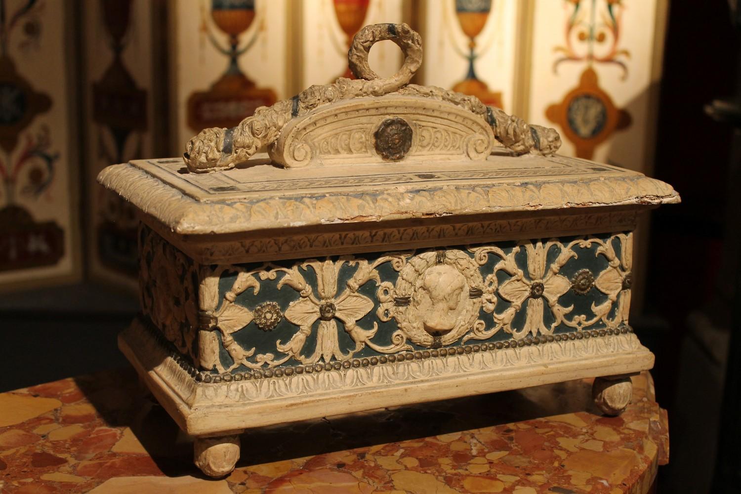 Boîte à couvercle en bois laquée et peinte en gesso de style Renaissance du 19ème siècle en vente 8
