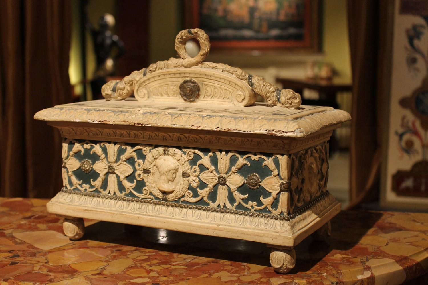 Boîte à couvercle en bois laquée et peinte en gesso de style Renaissance du 19ème siècle en vente 9