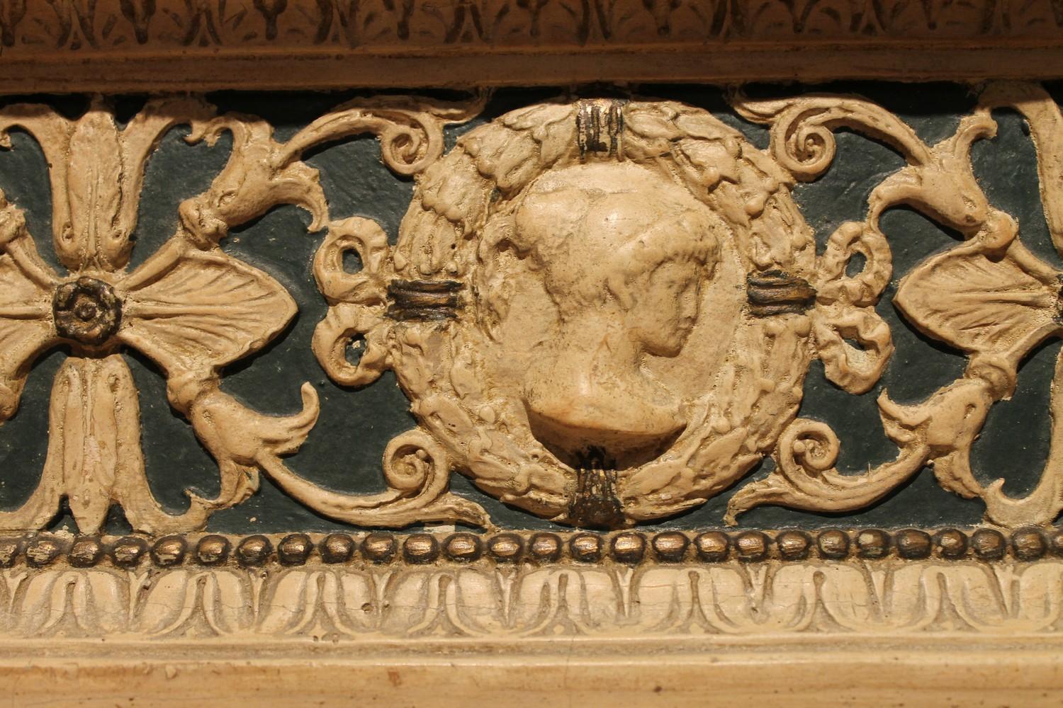 Boîte à couvercle en bois laquée et peinte en gesso de style Renaissance du 19ème siècle en vente 10