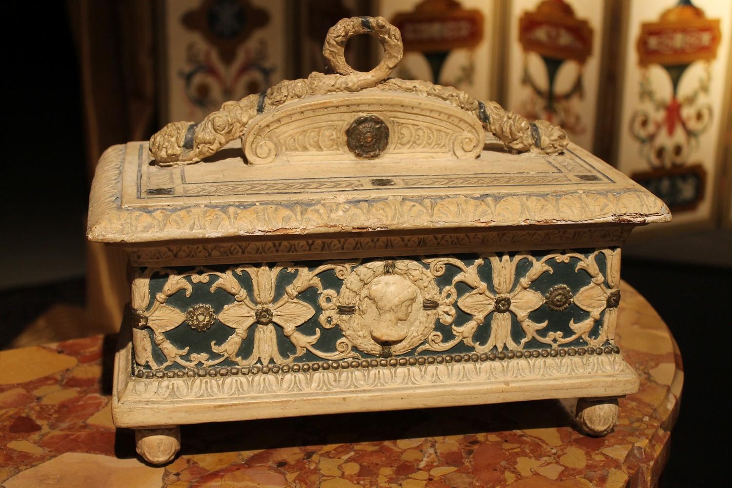 Boîte à couvercle en bois laquée et peinte en gesso de style Renaissance du 19ème siècle en vente 11