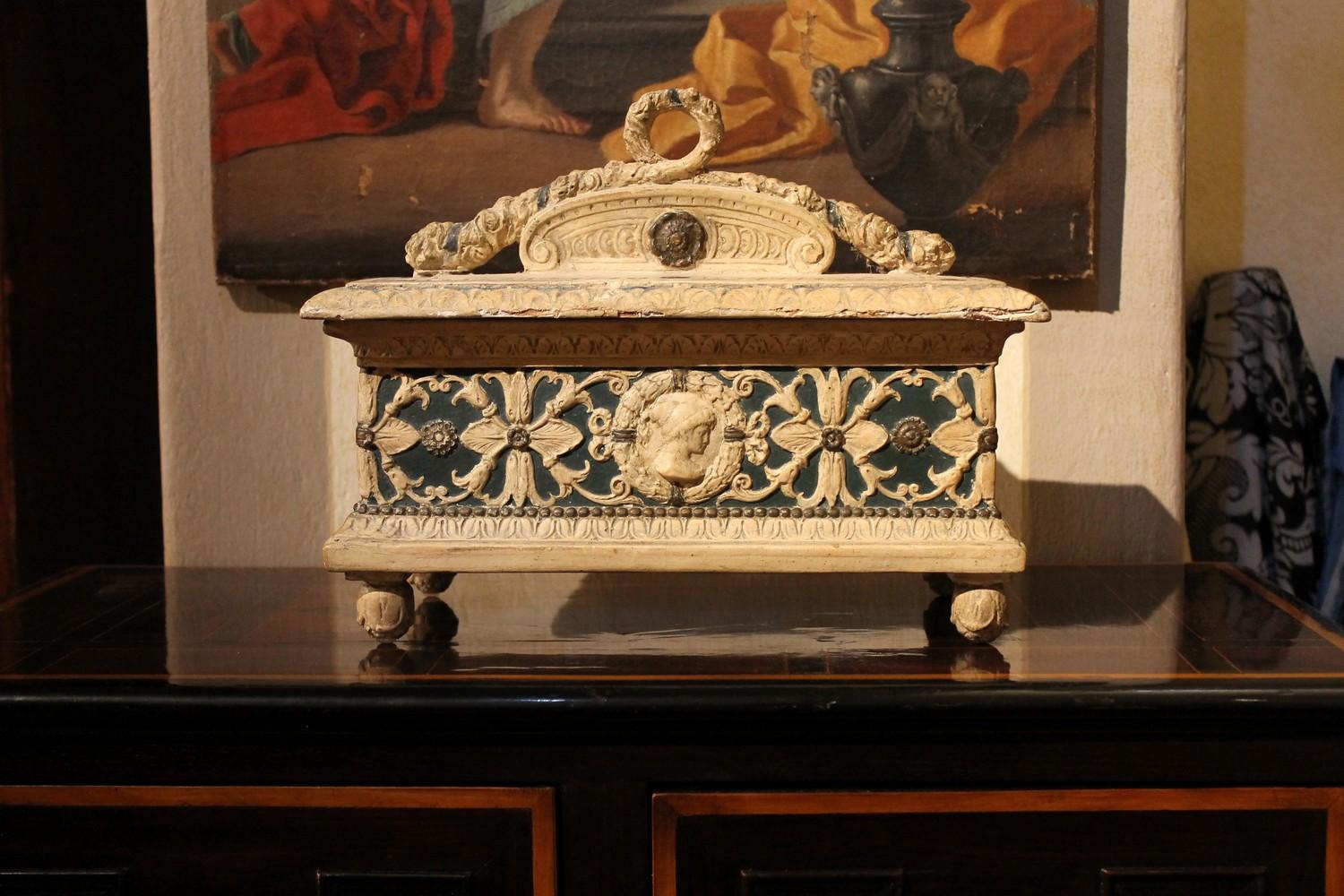 This beautiful 19th century Florentine rectangular lidded box is entirely decorated in the round with all typical Renaissance Italian patterns. The white hand painted and lacquer wooden structure centered by a large blue painted band is worked with