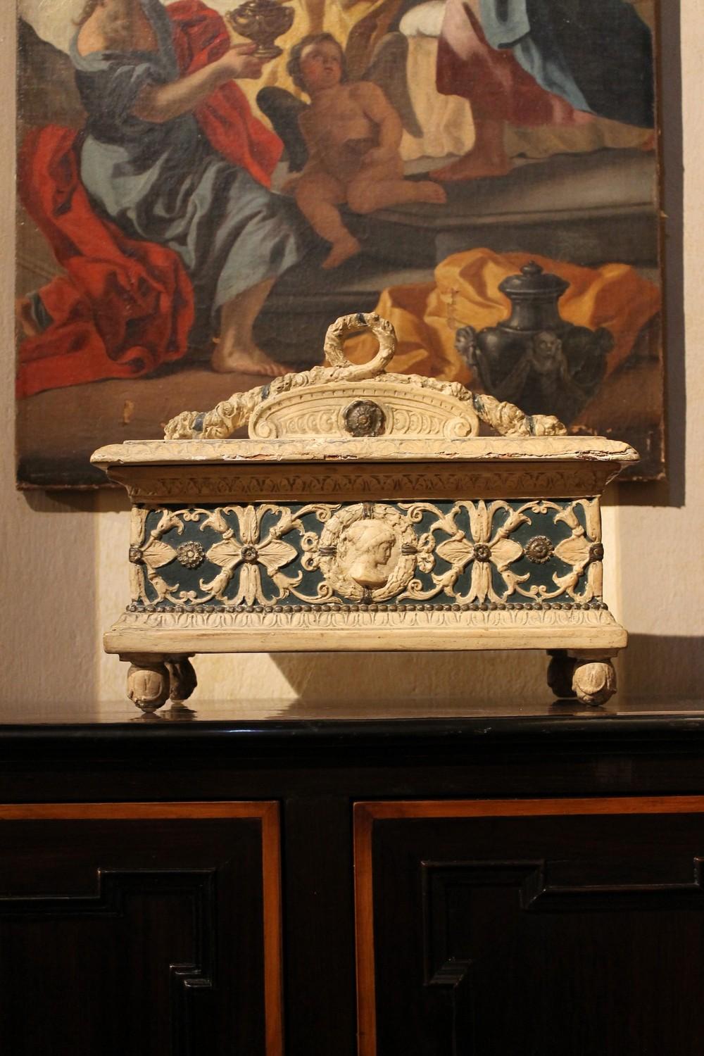 Boîte à couvercle en bois laquée et peinte en gesso de style Renaissance du 19ème siècle en vente 13